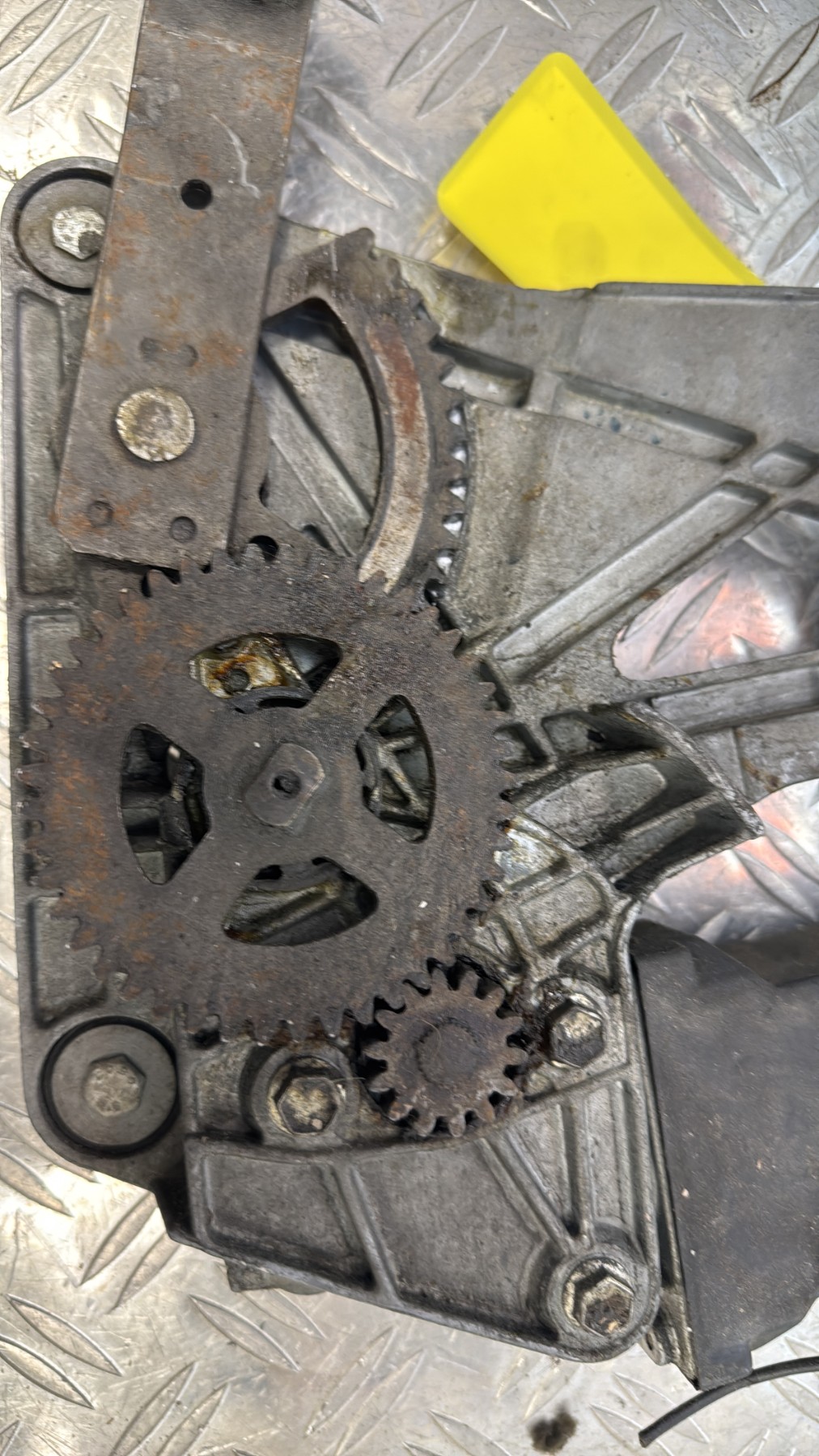 Moteur leve vitre arriere gauche MERCEDES 220 W123 130820064