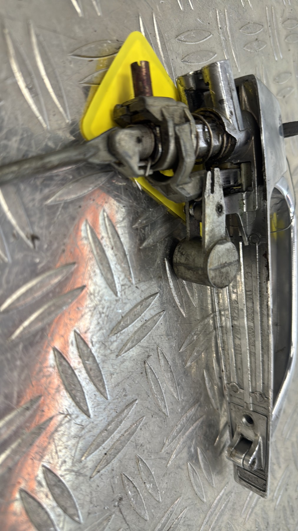 Poignee porte avant gauche MERCEDES 280 C123 COUPE 1167600159