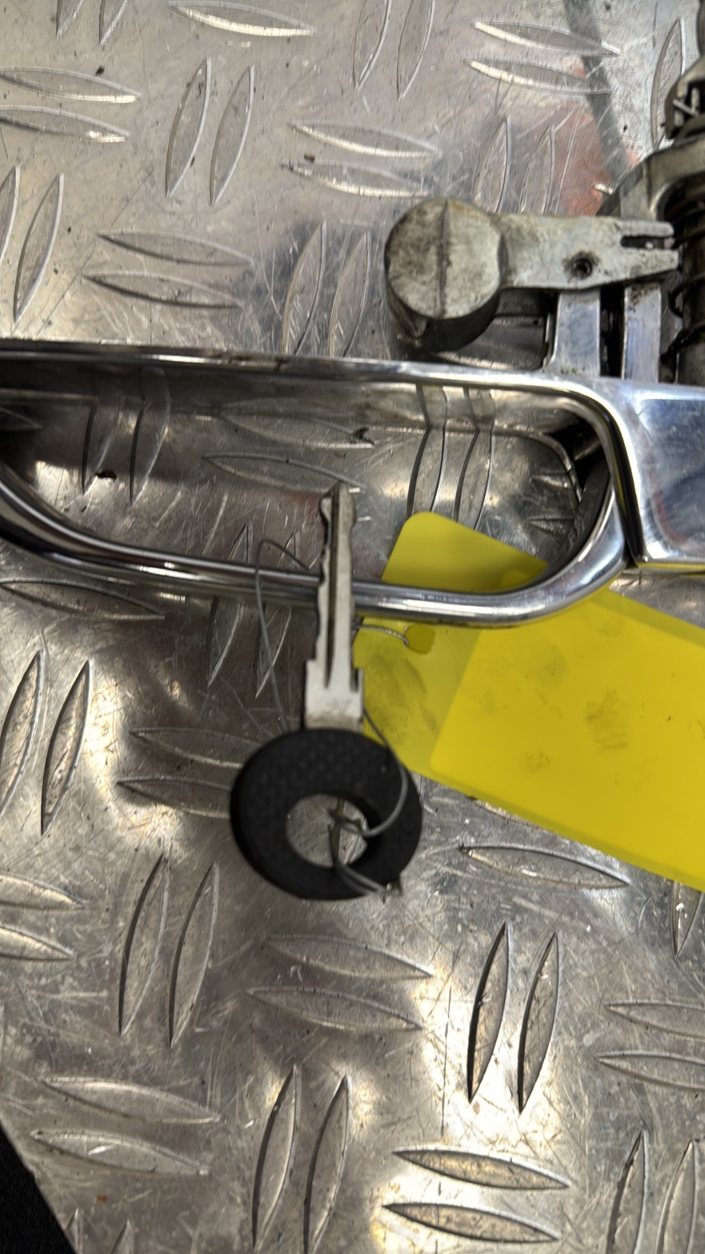 Poignee porte avant gauche MERCEDES 280 C123 COUPE 1167600159