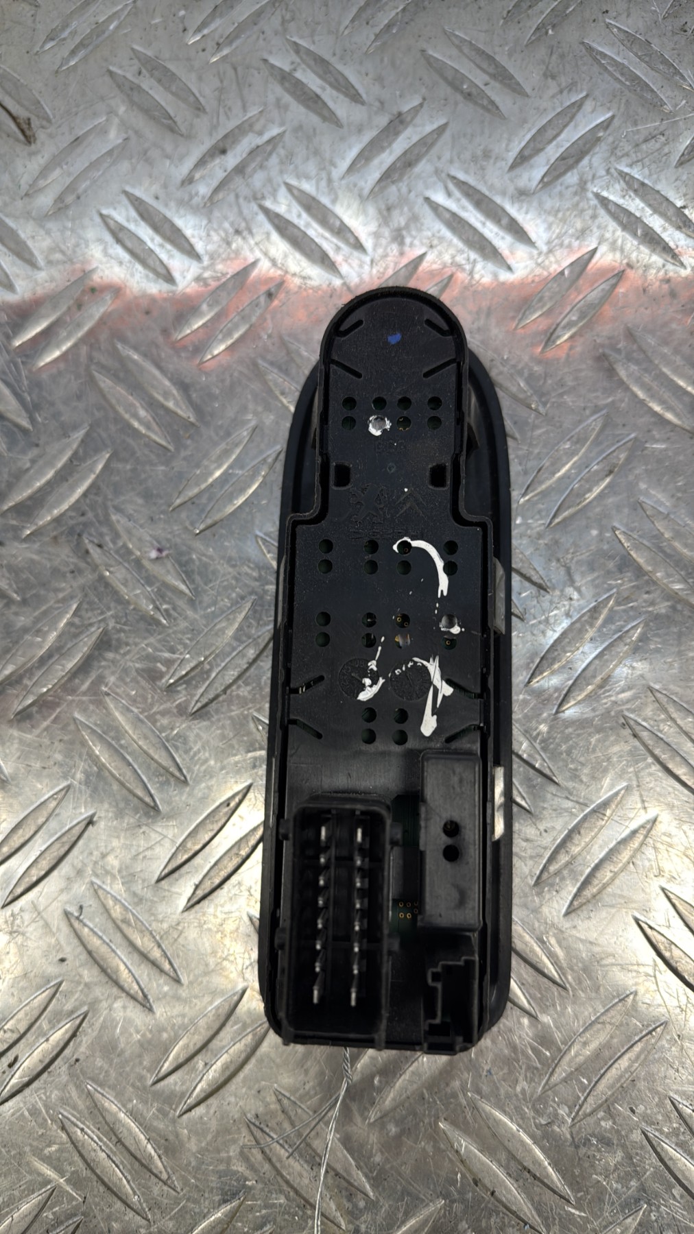 Interrupteur de leve vitre avant gauche PEUGEOT 208 1 PHASE 1 96637530XT