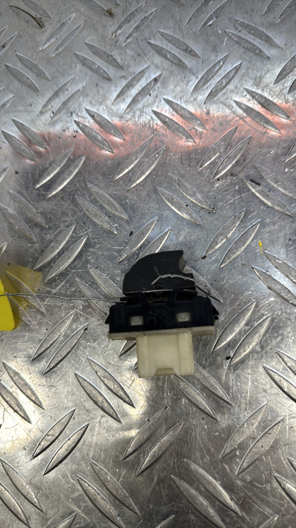 Interrupteur de leve vitre avant droit RENAULT CLIO 4 PHASE 2 254218614R