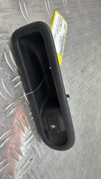 Interrupteur de leve vitre avant droit RENAULT CLIO 3 PHASE 1 8200356517B
