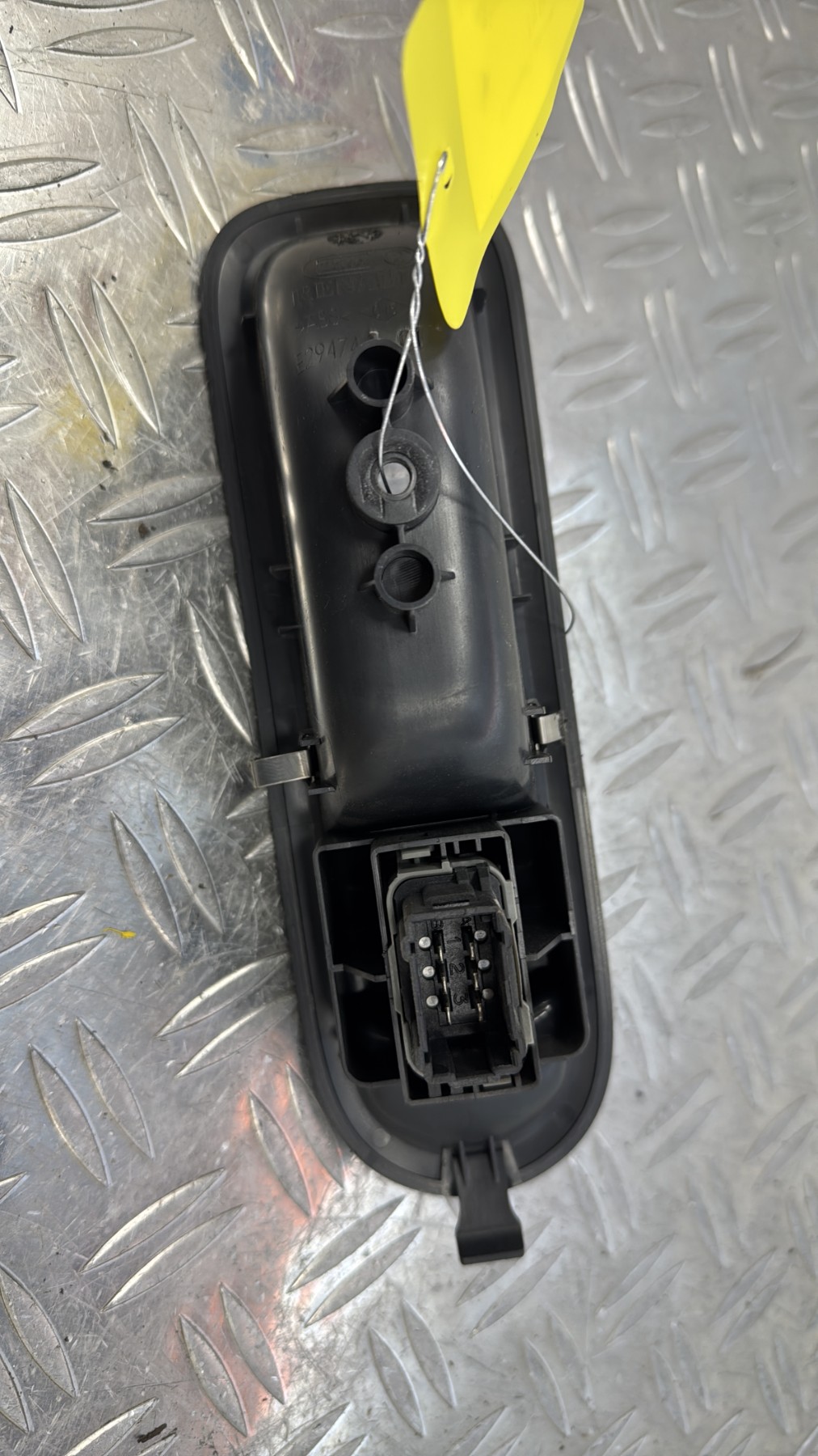 Interrupteur de leve vitre avant droit RENAULT CLIO 3 PHASE 1 8200356517B