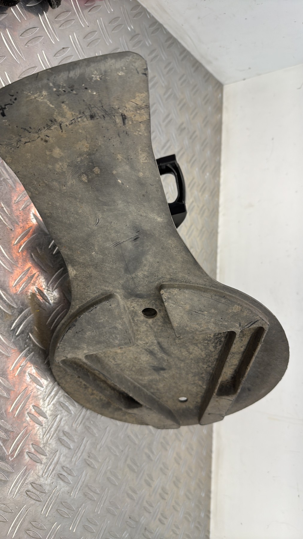 Treuil de roue de secours RENAULT CLIO 3 PHASE 1 8200601401