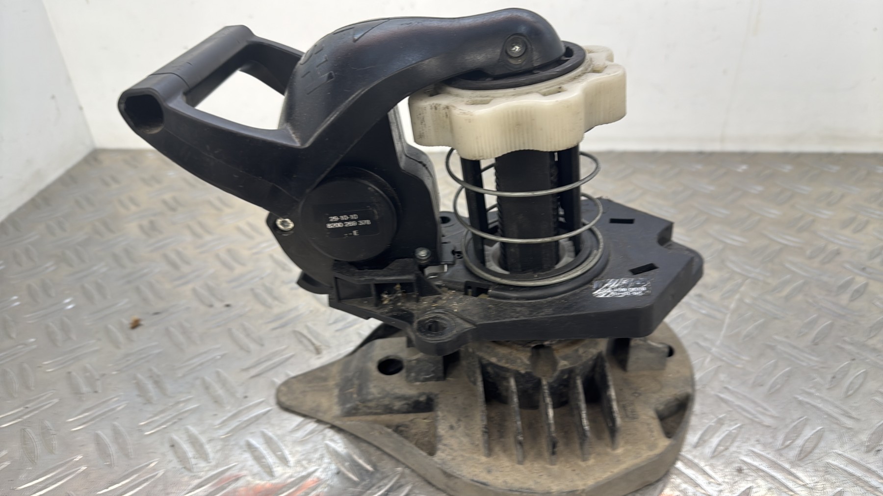 Treuil de roue de secours RENAULT CLIO 3 PHASE 2 8200269378