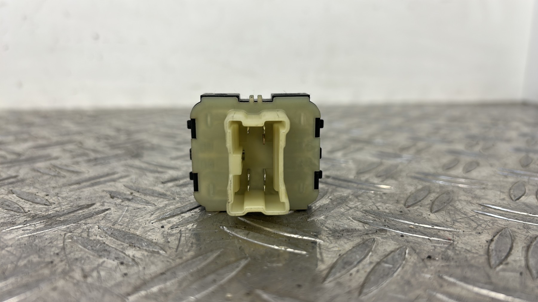 Interrupteur de leve vitre avant gauche RENAULT CLIO 4 PHASE 2 254118044R