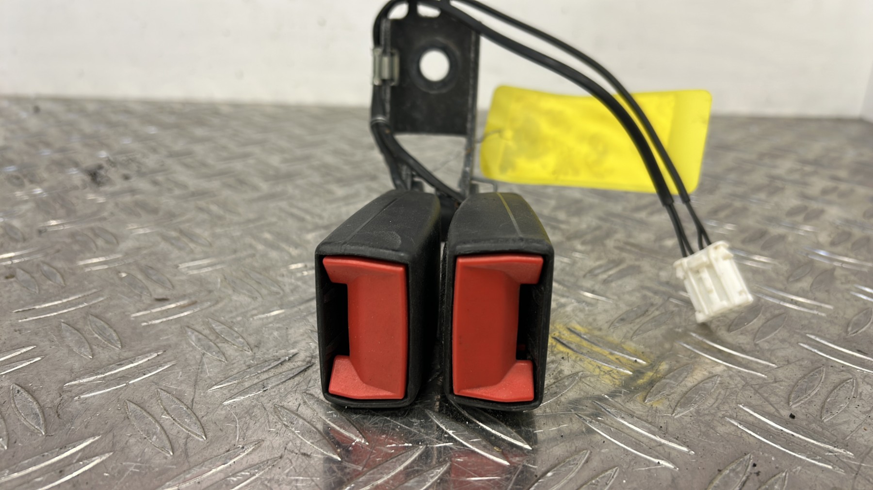 Attache ceinture arriere droit PEUGEOT 308 2 SW PHASE 1 BREAK 98002031