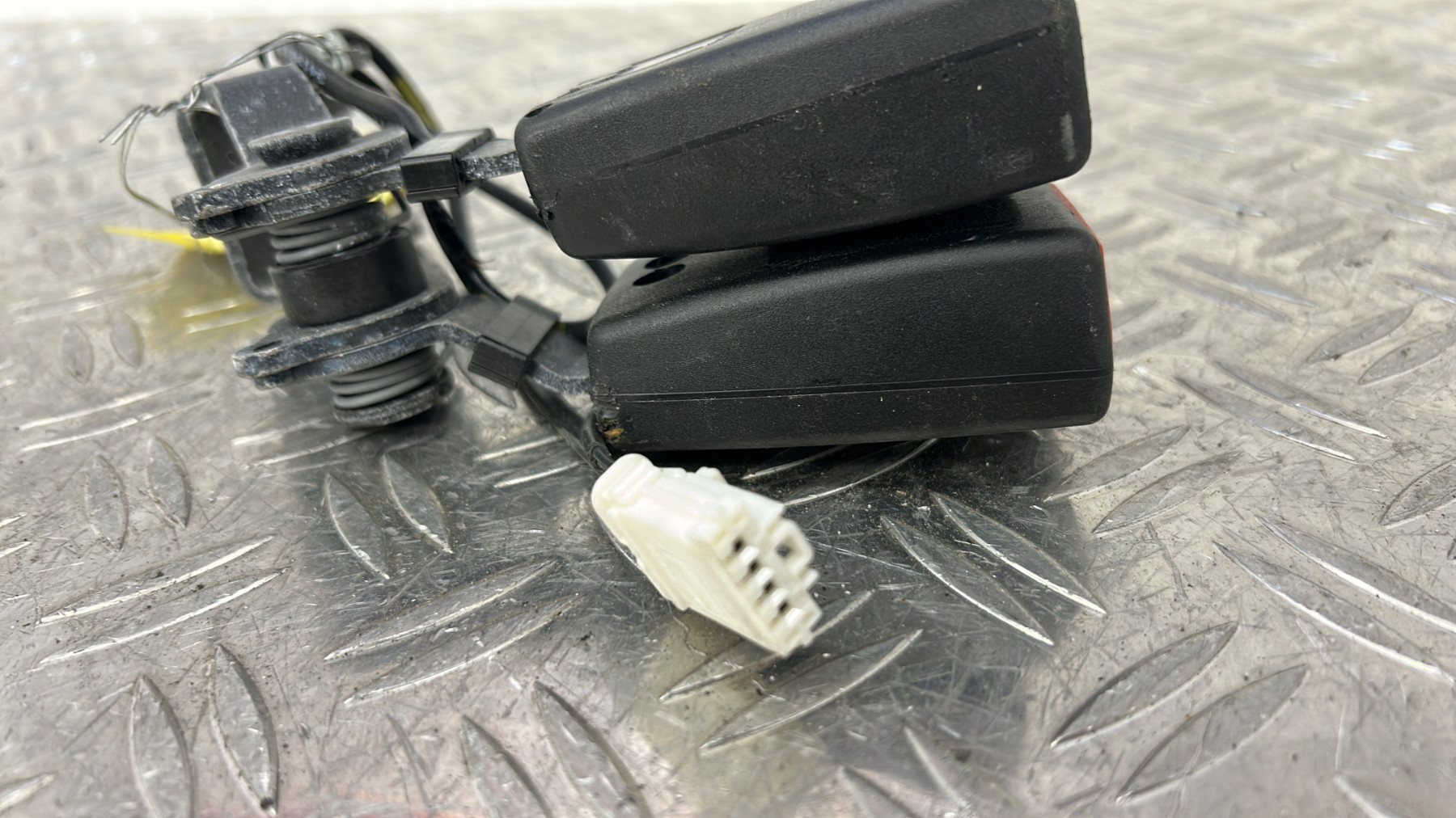 Attache ceinture arriere droit PEUGEOT 308 2 SW PHASE 1 BREAK 98002031