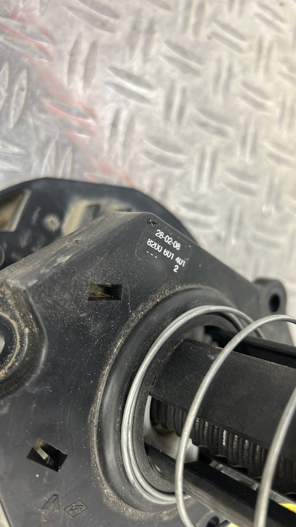 Treuil de roue de secours RENAULT CLIO 3 PHASE 1 8200551279