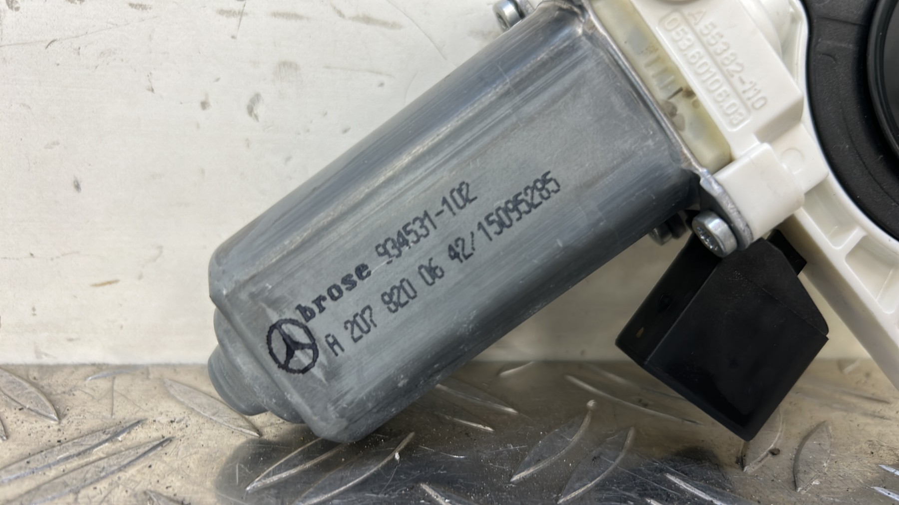 Moteur leve vitre avant droit MERCEDES CLASSE E 207 PHASE 2 COUPE A2078200642