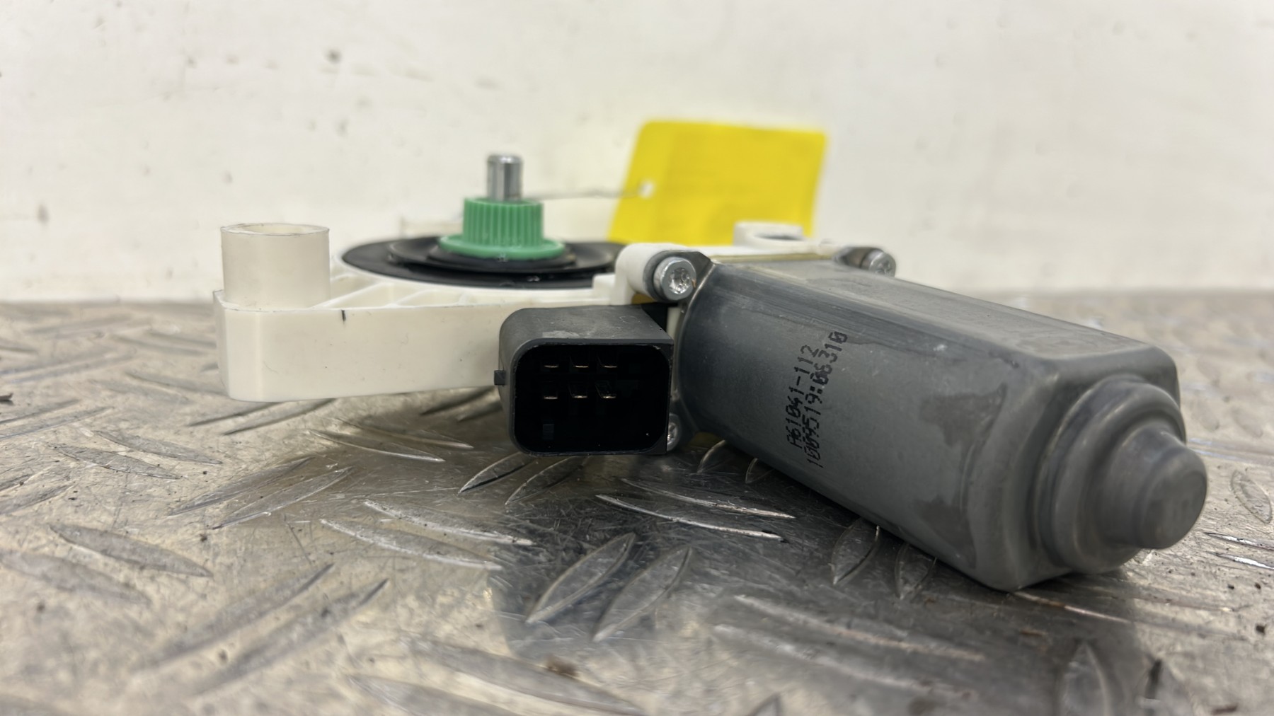 Moteur leve vitre avant gauche MERCEDES CLASSE E 207 PHASE 2 COUPE A2078200542