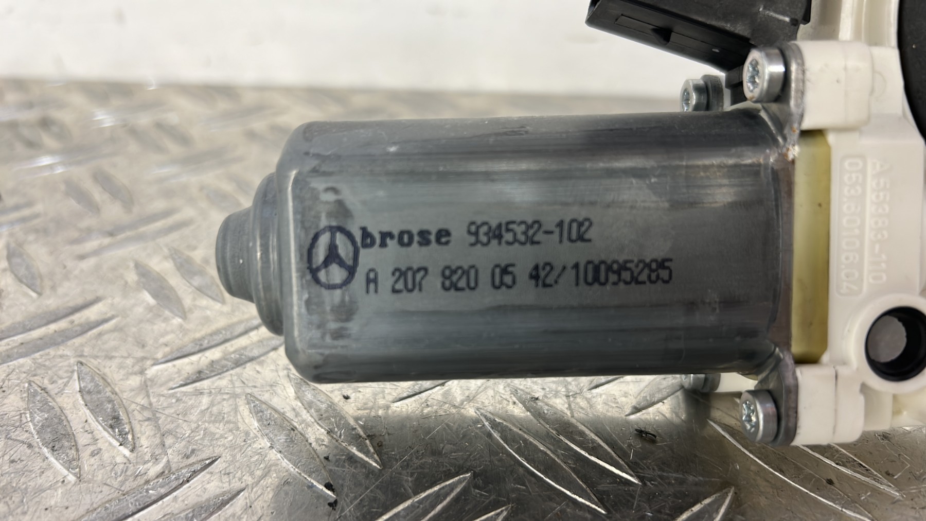 Moteur leve vitre avant gauche MERCEDES CLASSE E 207 PHASE 2 COUPE A2078200542