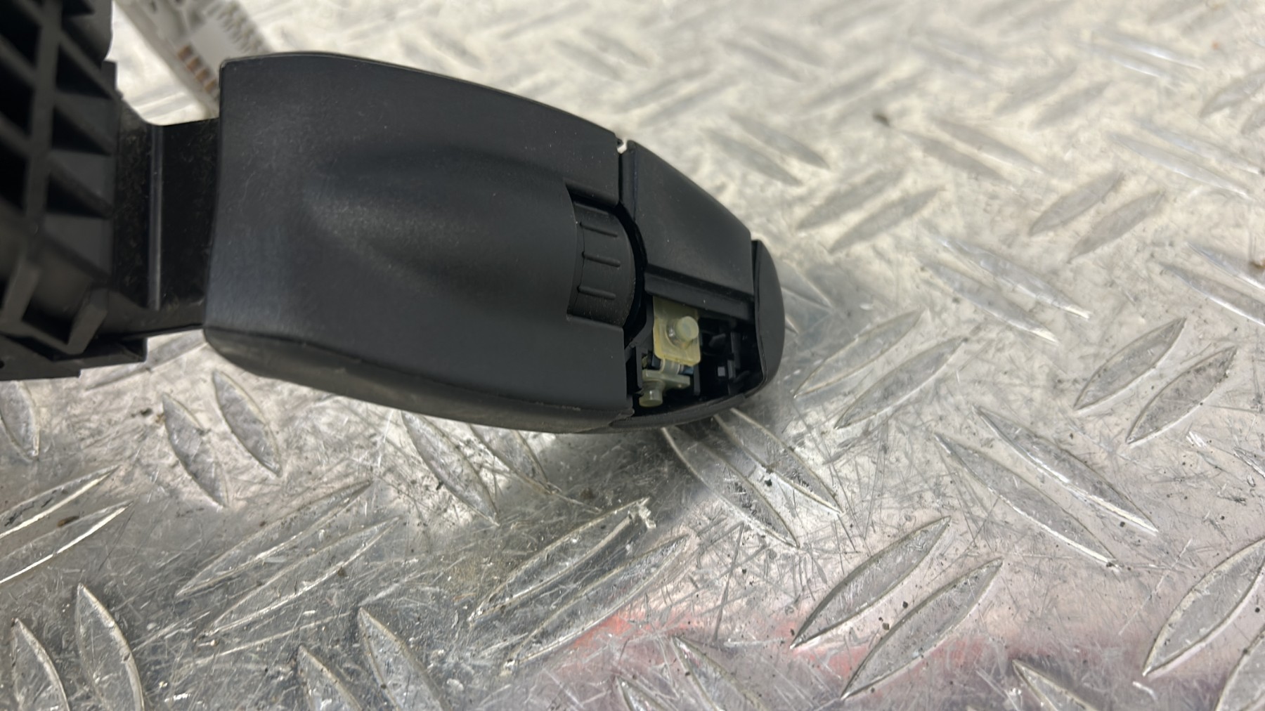 Com (Bloc Contacteur Tournant+Commodo Essuie Glace+Commodo Phare) PEUGEOT 208 1 PHASE 1 98072680ZD