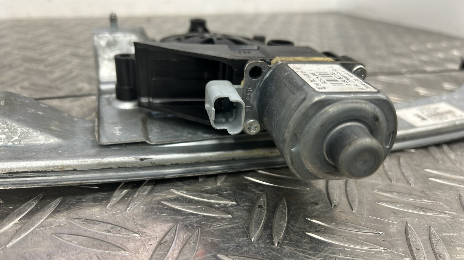 Leve vitre electrique avant droit PEUGEOT 208 1 PHASE 1 9673154380