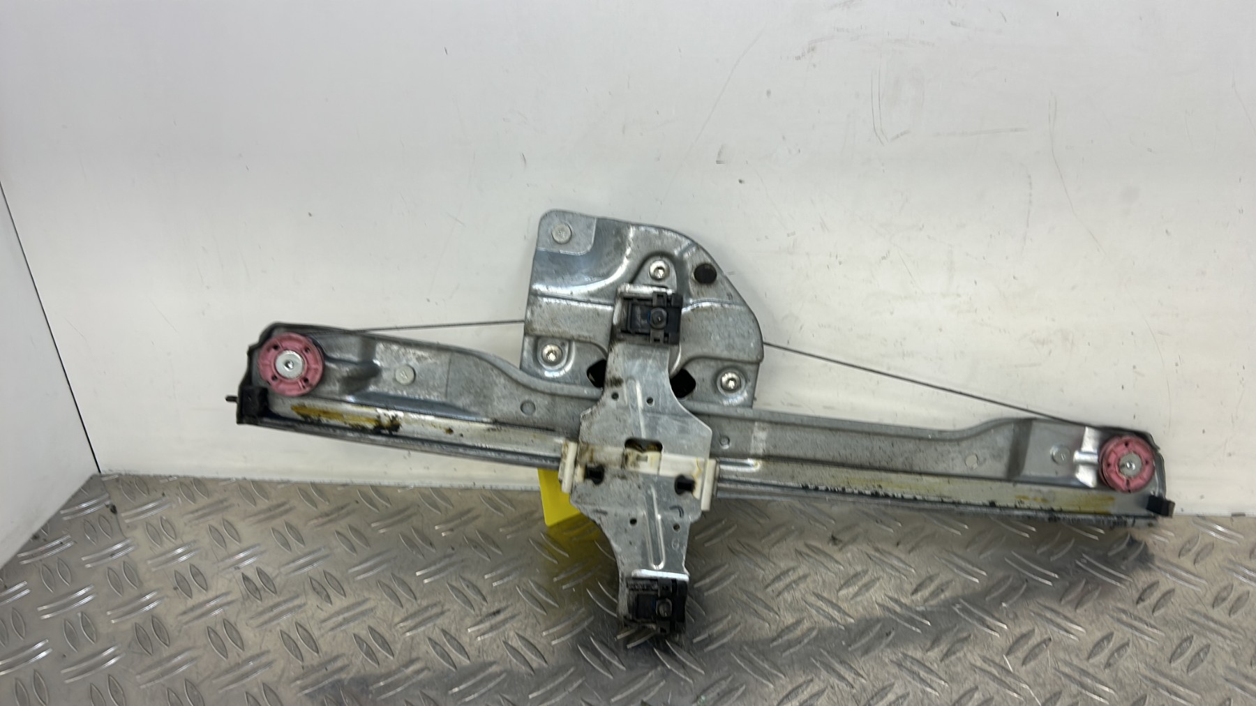 Leve vitre electrique avant gauche PEUGEOT 208 1 PHASE 1 9673154480