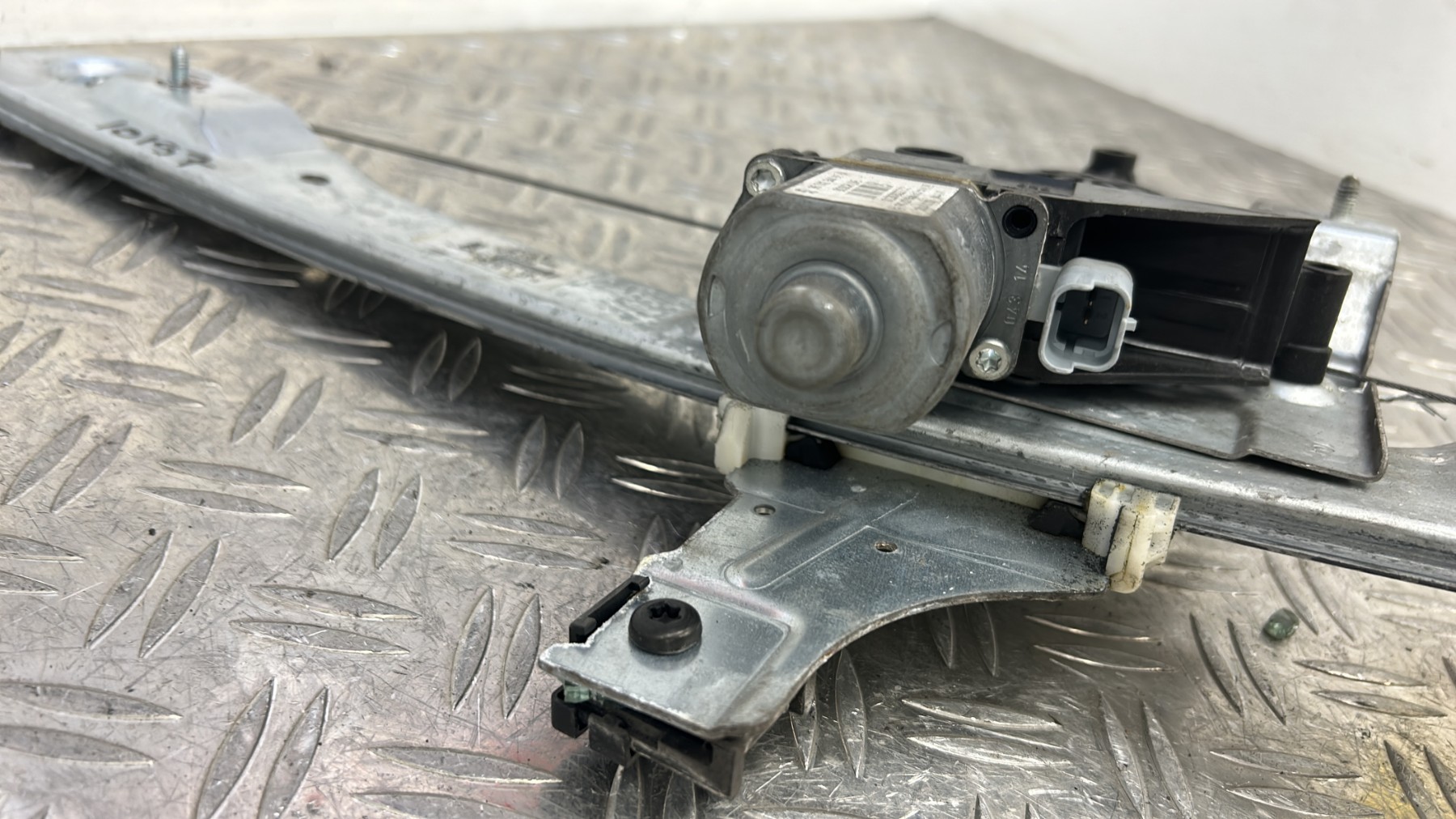 Leve vitre electrique avant gauche PEUGEOT 208 1 PHASE 1 9673154480