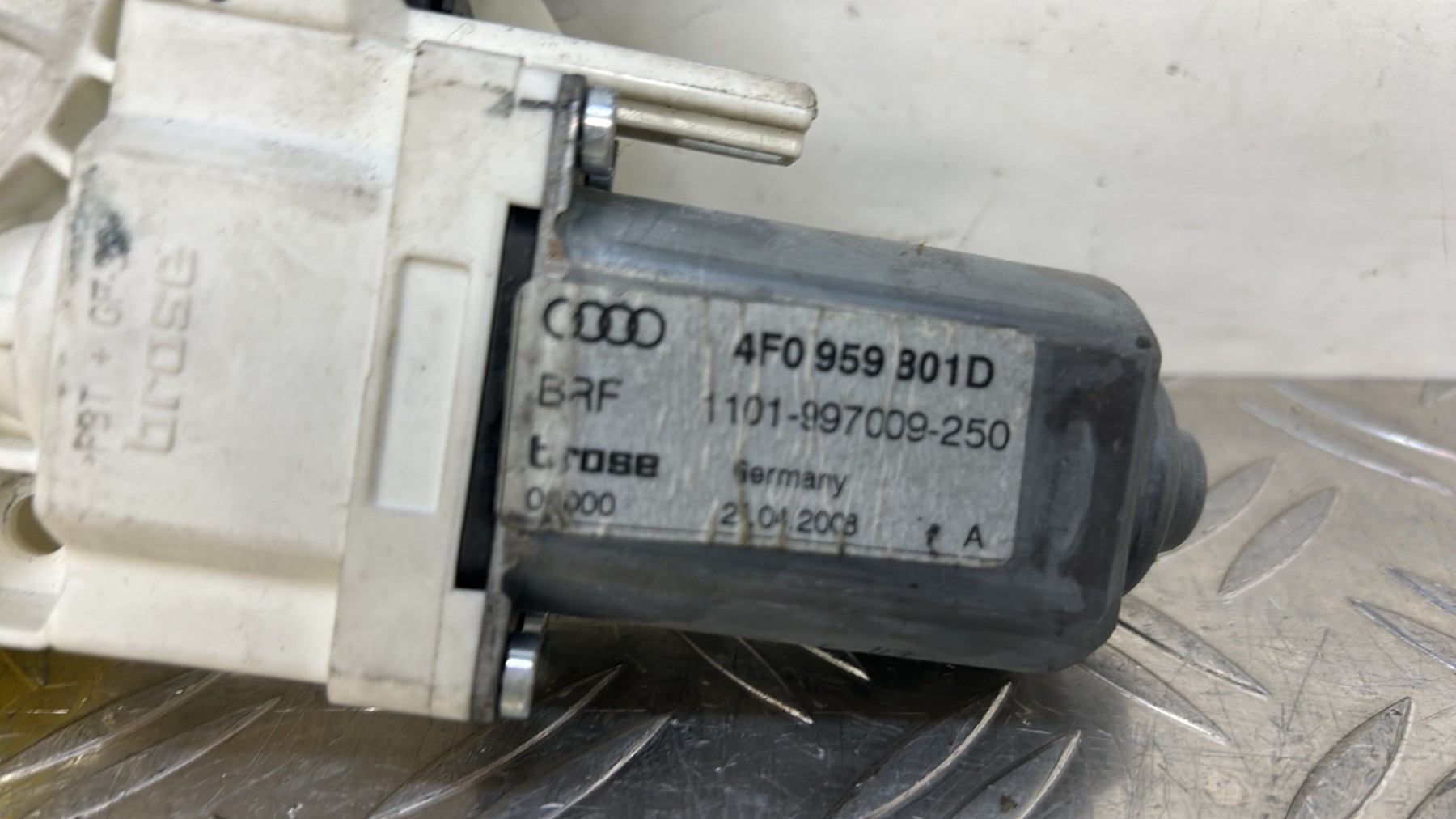 Moteur leve vitre avant gauche AUDI A5 1 COUPE PHASE 1 4F0959801D