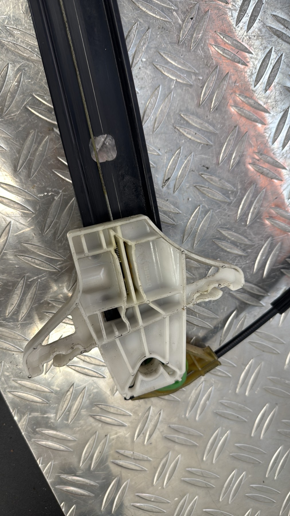 Leve vitre electrique arriere gauche SKODA OCTAVIA 3 PHASE 1 5E0839461