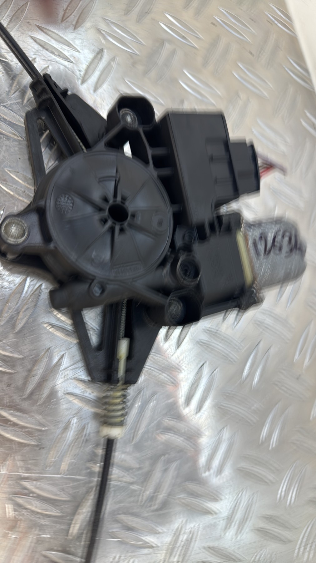 Leve vitre electrique arriere gauche SKODA OCTAVIA 3 PHASE 1 5E0839461