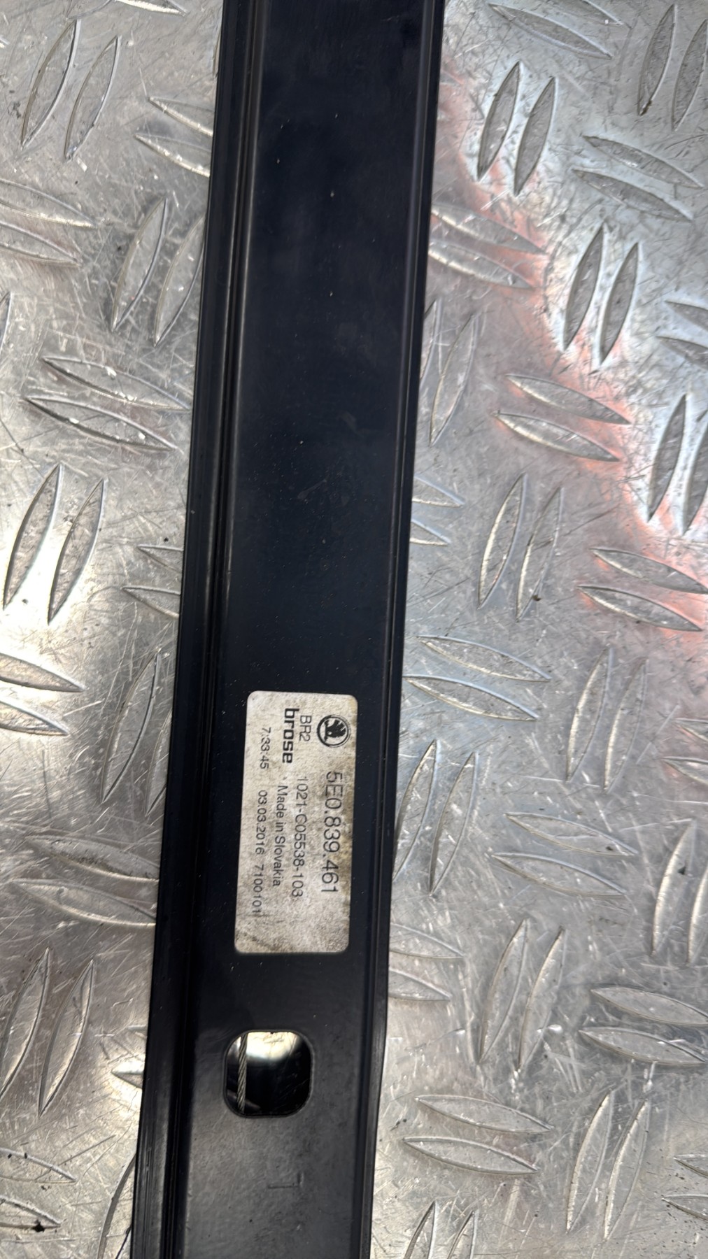 Leve vitre electrique arriere gauche SKODA OCTAVIA 3 PHASE 1 5E0839461