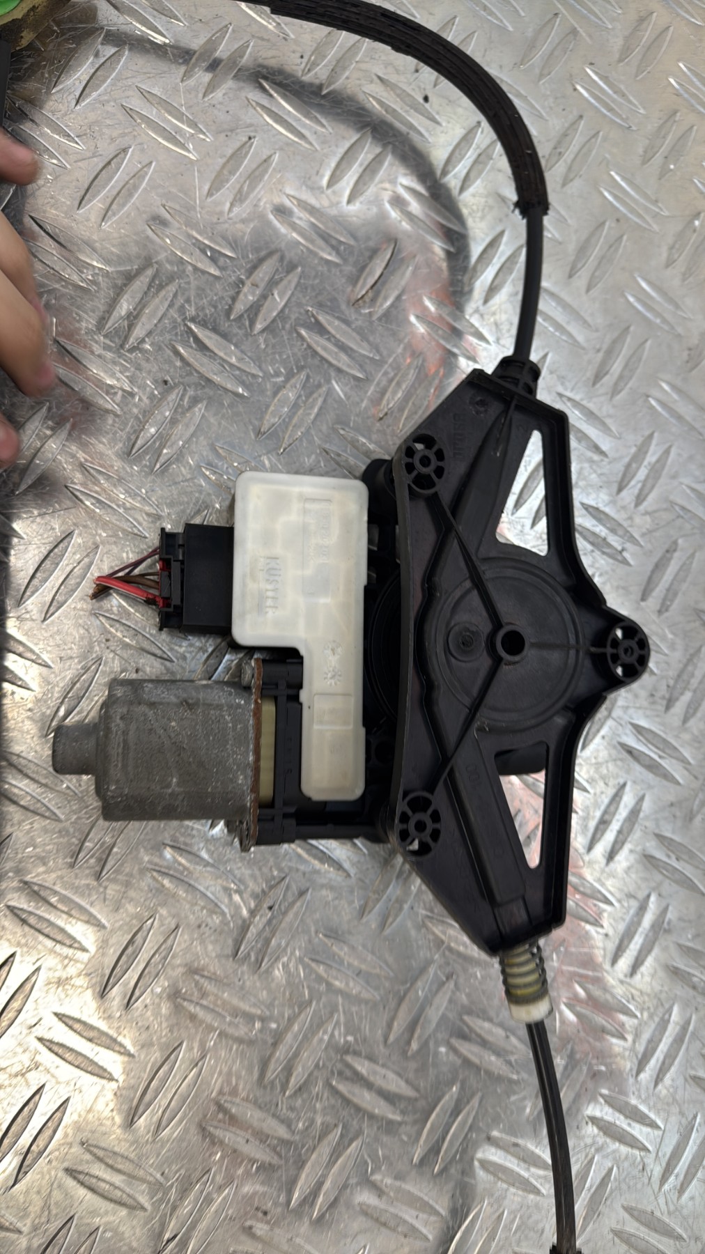 Leve vitre electrique arriere gauche SKODA OCTAVIA 3 PHASE 1 5E0839461