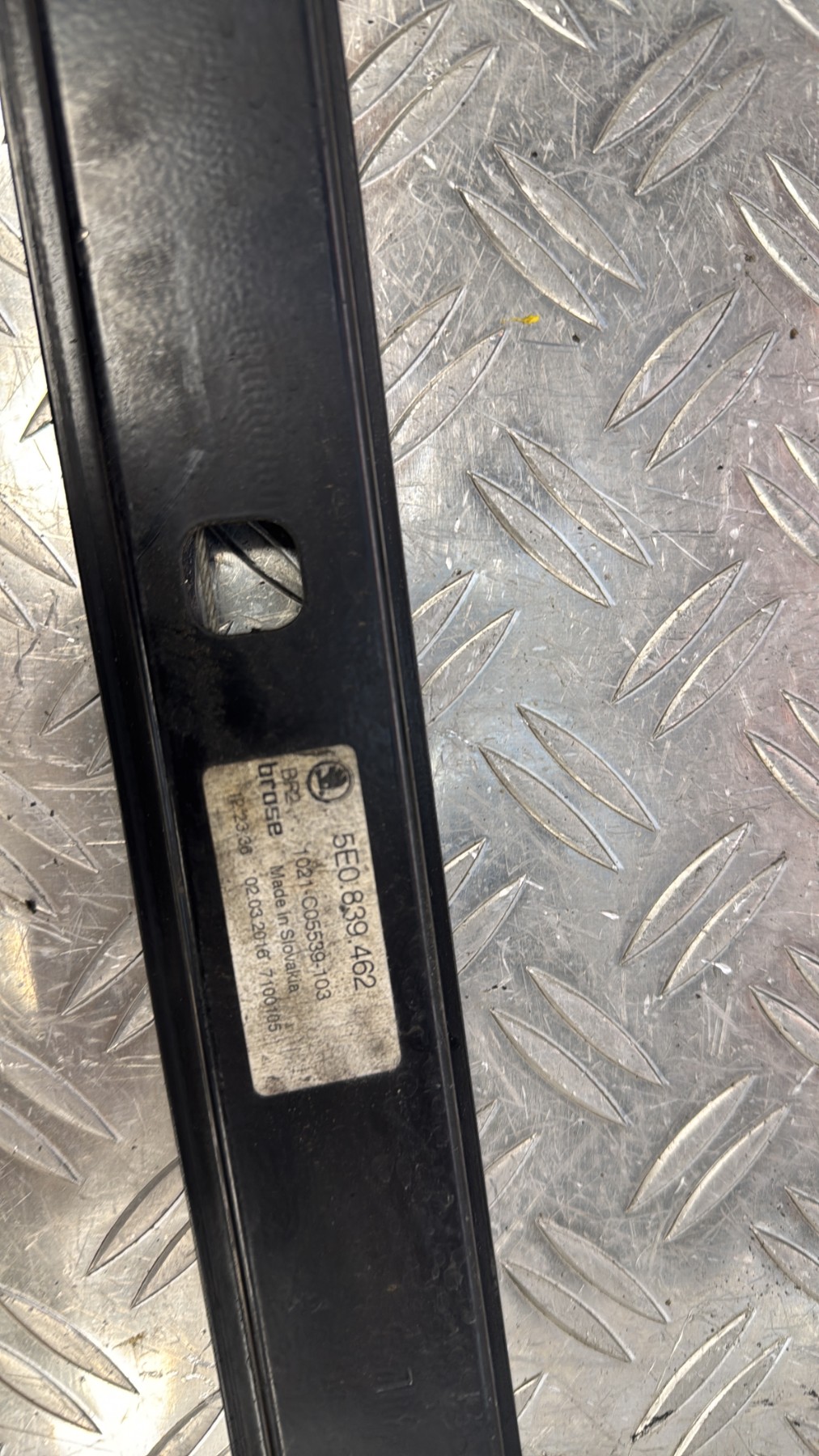 Leve vitre electrique arriere droit SKODA OCTAVIA 3 PHASE 1 5E0839462