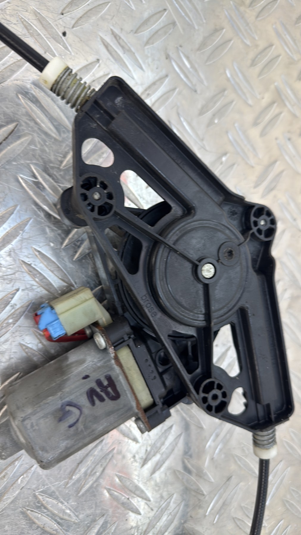 Leve vitre electrique avant gauche SKODA OCTAVIA 3 PHASE 1 5E0837461