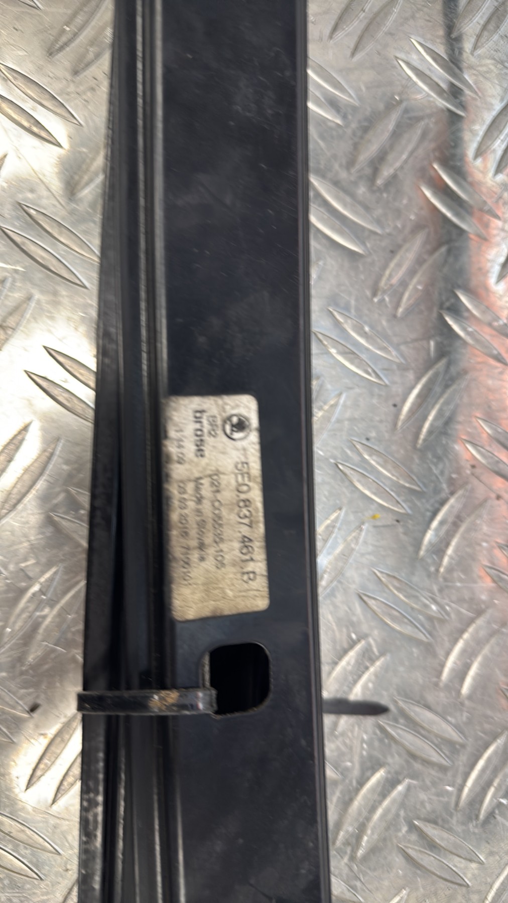 Leve vitre electrique avant gauche SKODA OCTAVIA 3 PHASE 1 5E0837461