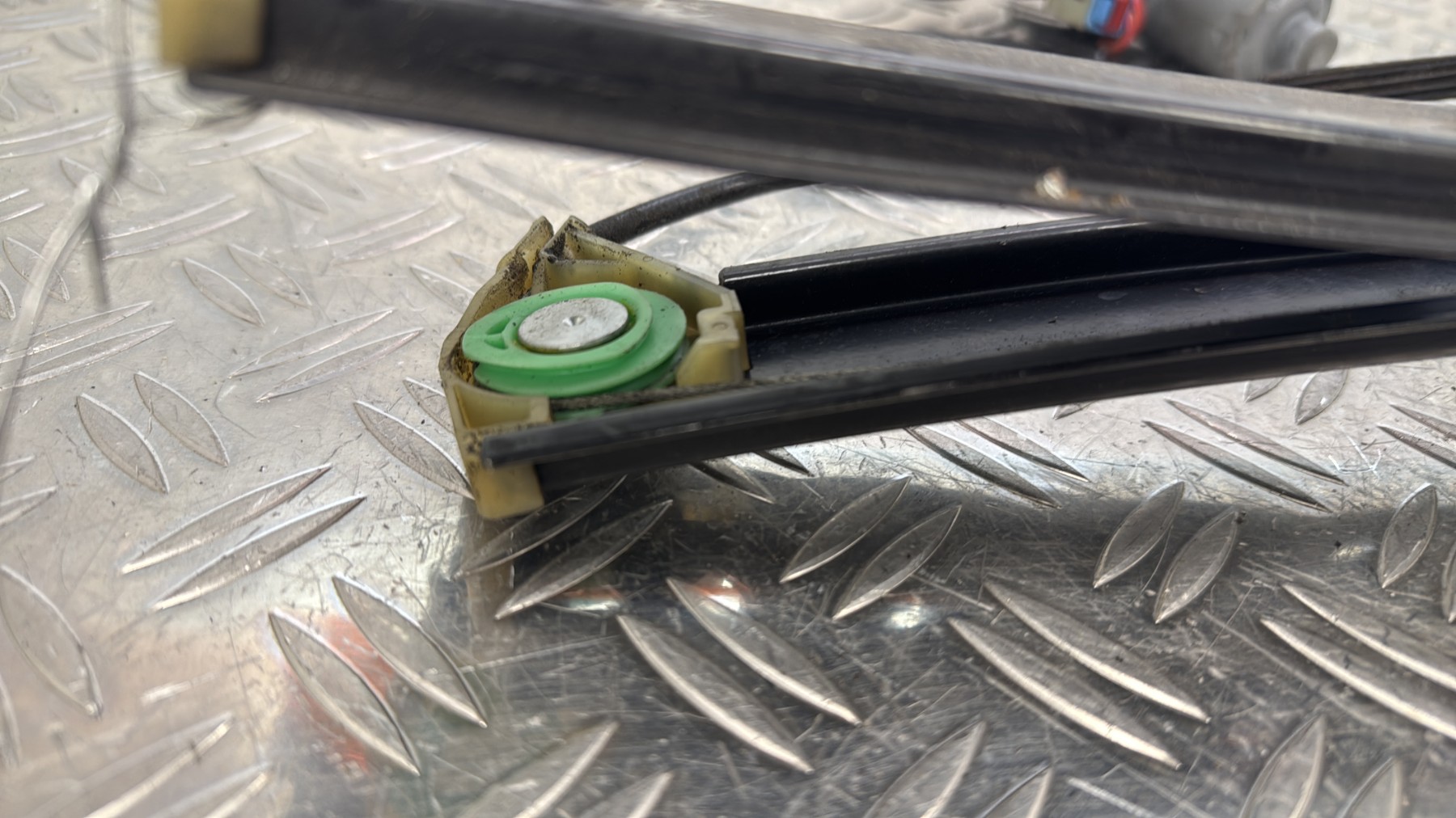 Leve vitre electrique avant gauche SKODA OCTAVIA 3 PHASE 1 5E0837461