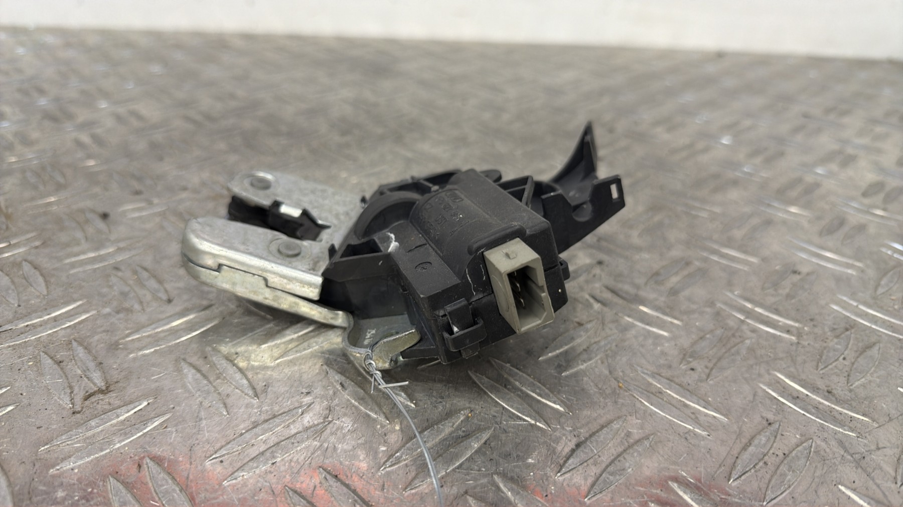 Serrure de hayon VOLKSWAGEN PASSAT 5 BREAK – 4F5827505D