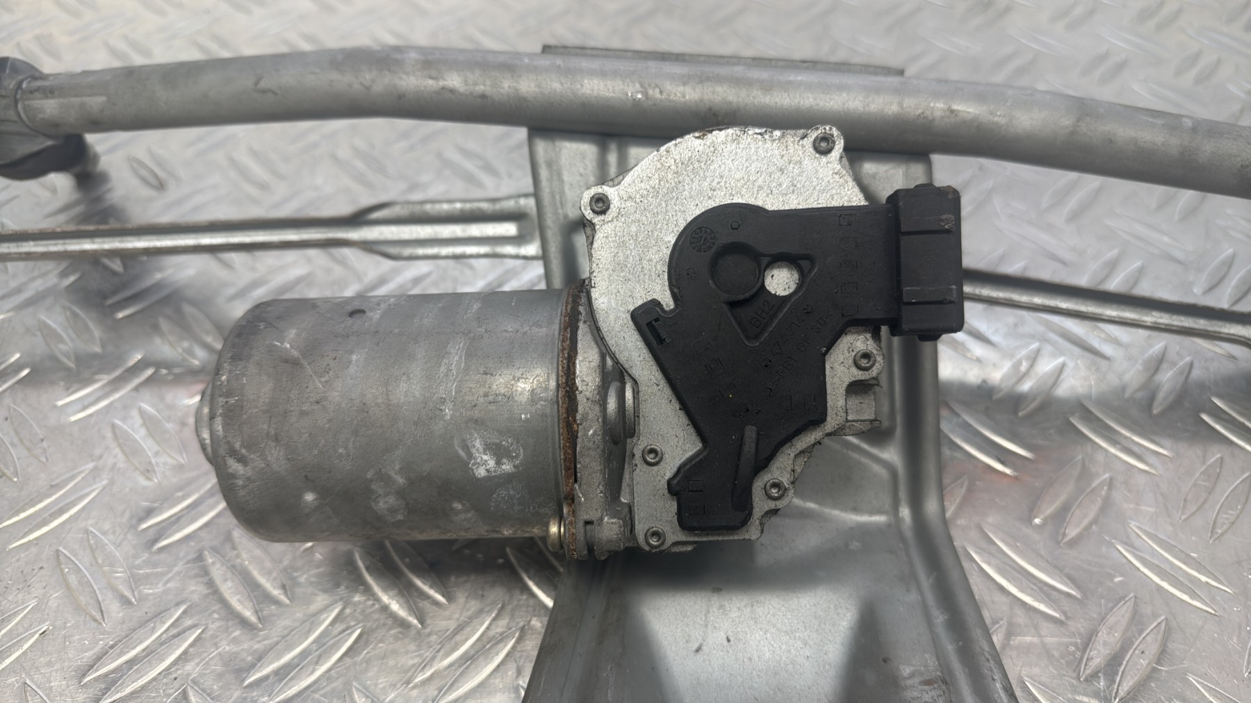 Moteur essuie glace avant FORD FIESTA 5 PHASE 1 – 96FB17B571