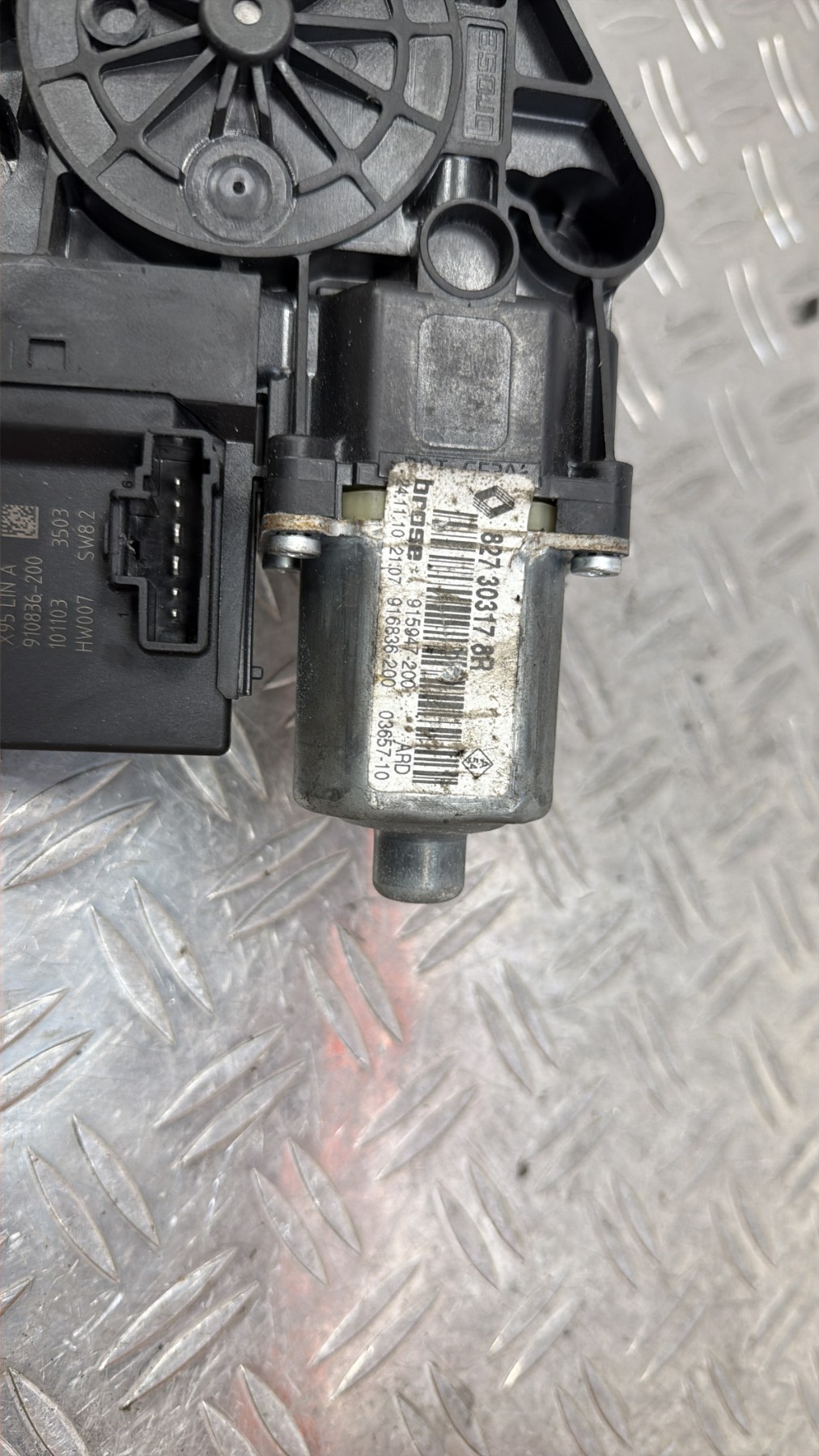 Moteur leve vitre arriere droit RENAULT SCENIC 3 PHASE 1 – 827303178R