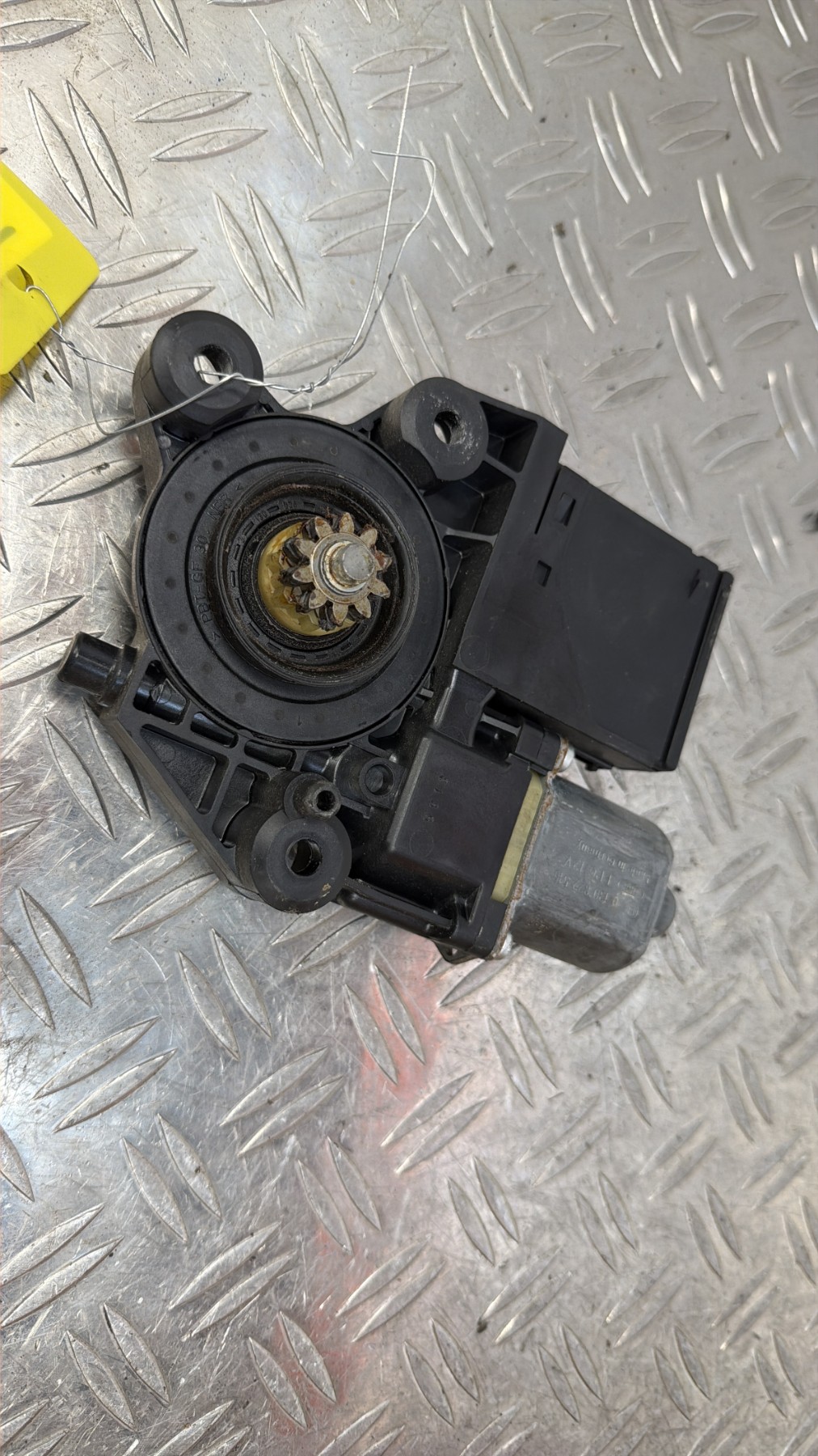 Moteur leve vitre arriere droit RENAULT SCENIC 3 PHASE 1 – 827303178R