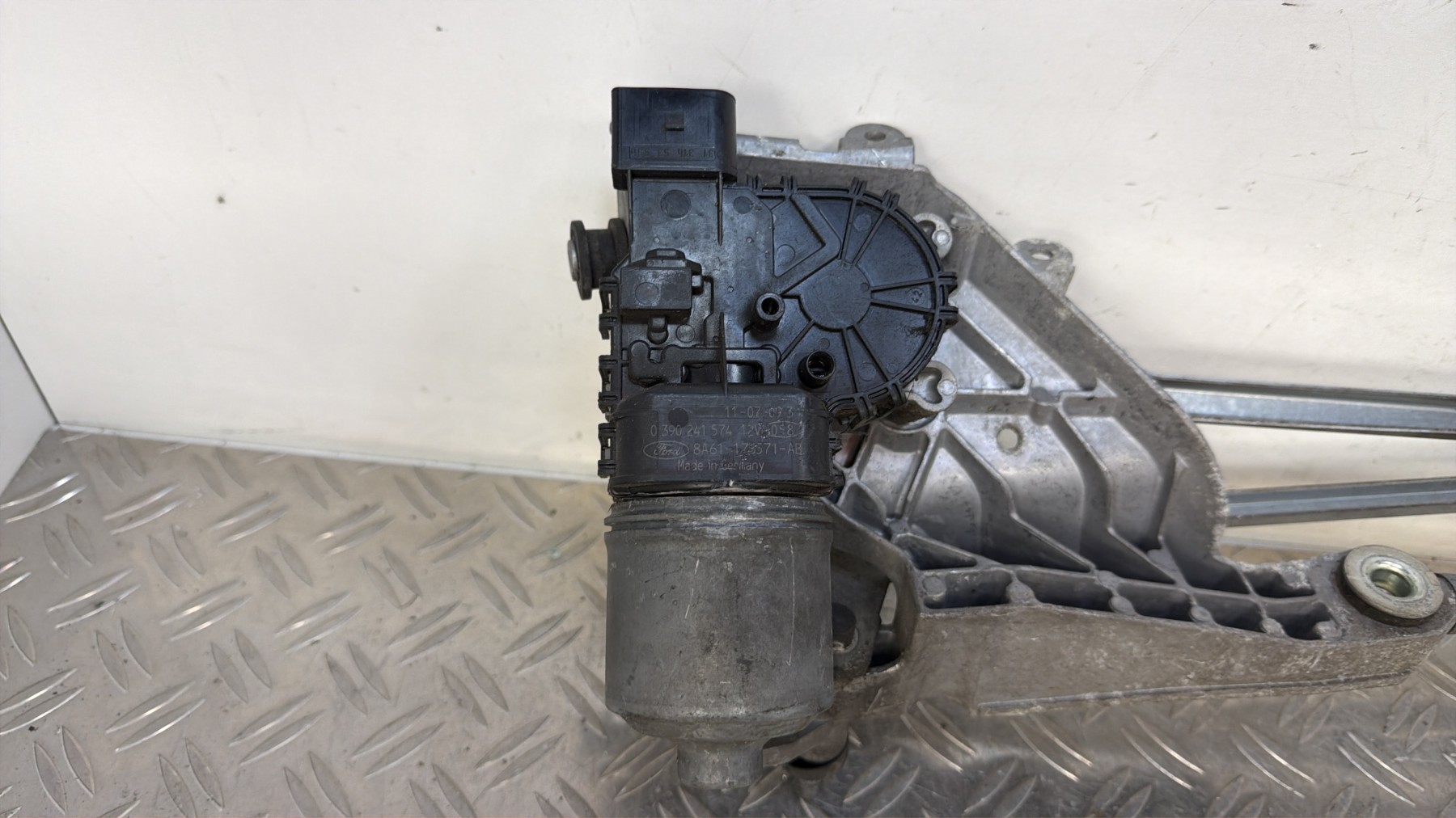 Moteur essuie glace avant FORD FIESTA 6 PHASE 1 – 8A6117500AF