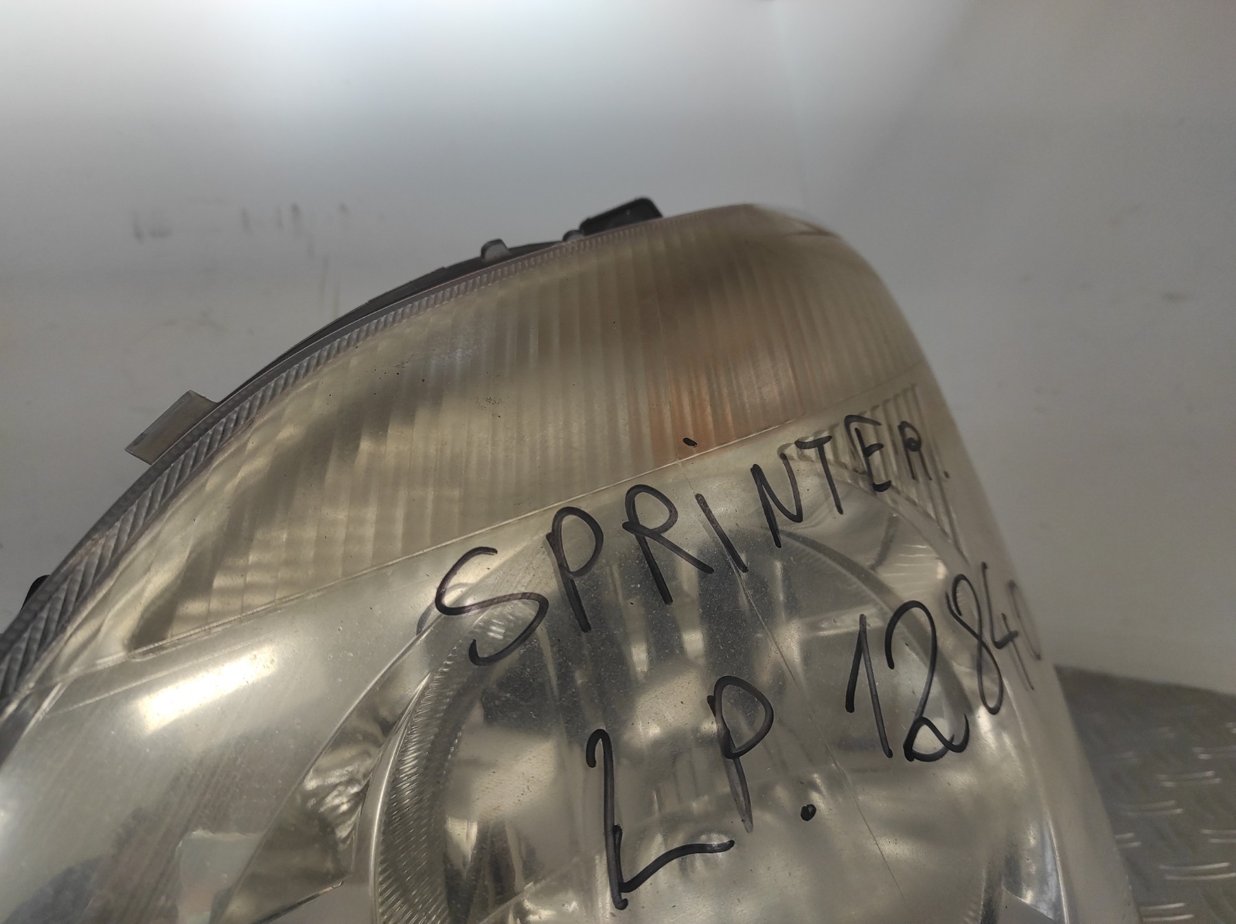 Optique avant principal gauche (feux)(phare) MERCEDES SPRINTER 2 PHASE 1 – A9068200561