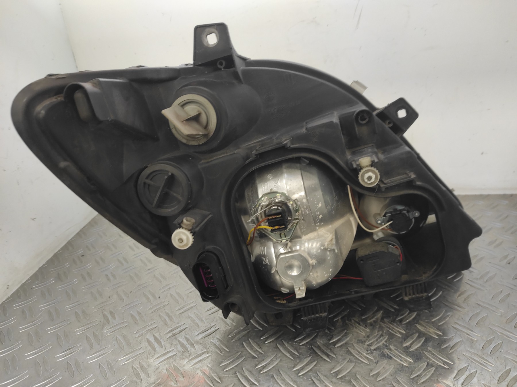 Optique avant principal gauche (feux)(phare) MERCEDES SPRINTER 2 PHASE 1 – A9068200561