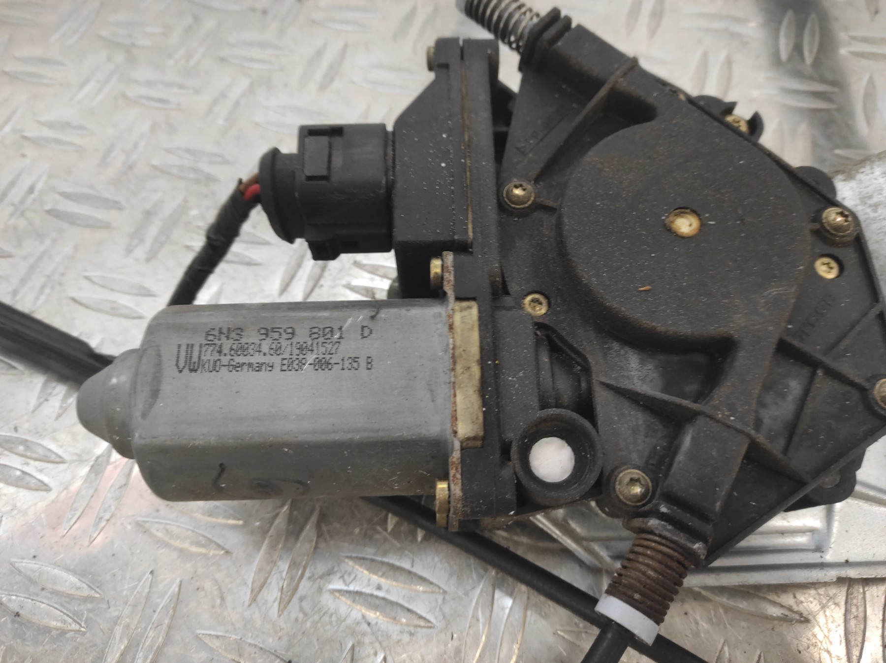 Moteur leve vitre arriere gauche VOLKSWAGEN POLO 5 PHASE 1 – 6n3959801