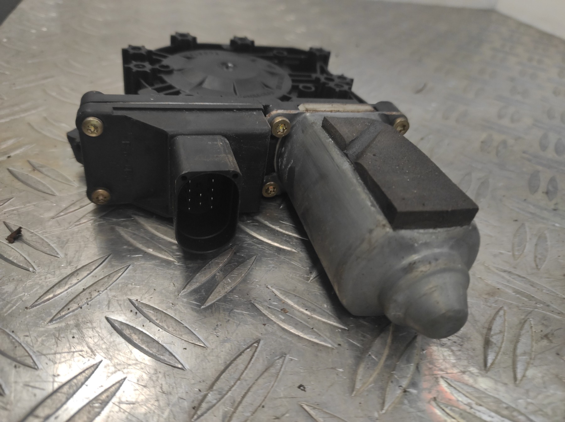 Moteur leve vitre avant droit VOLKSWAGEN POLO 5 PHASE 1 – 6N3959802