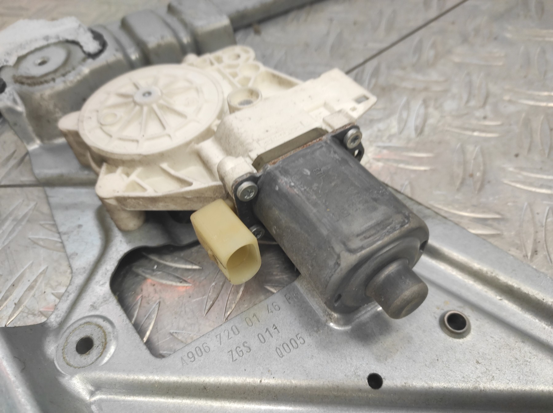 Moteur leve vitre avant gauche MERCEDES SPRINTER 2 PHASE 1 – a9067200046