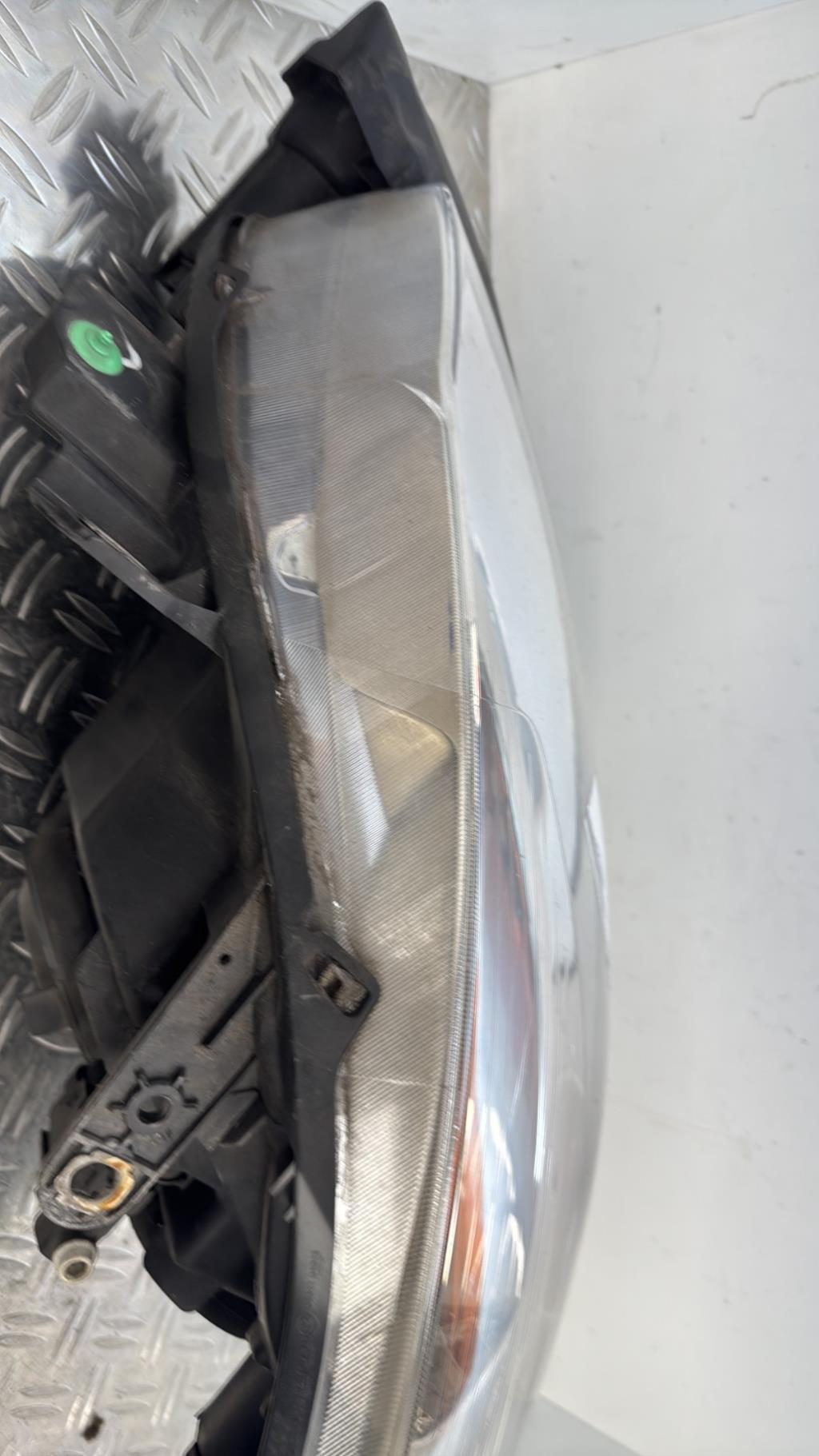 Optique avant principal droit (feux)(phare) RENAULT CLIO 3 PHASE 1 – 8200459823