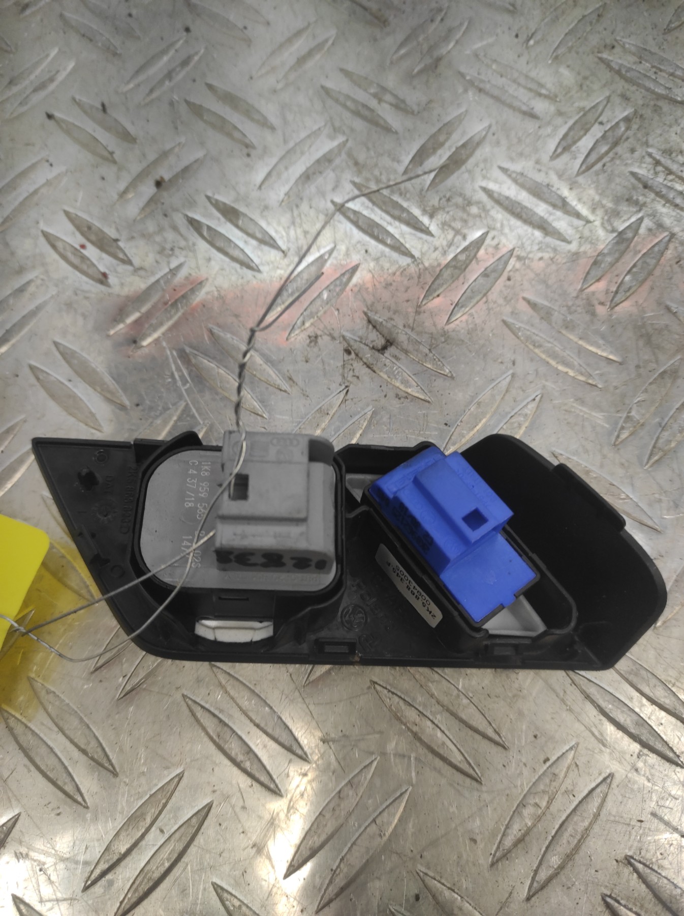 Commande retroviseurs VOLKSWAGEN CADDY 4 – 2K5868823D