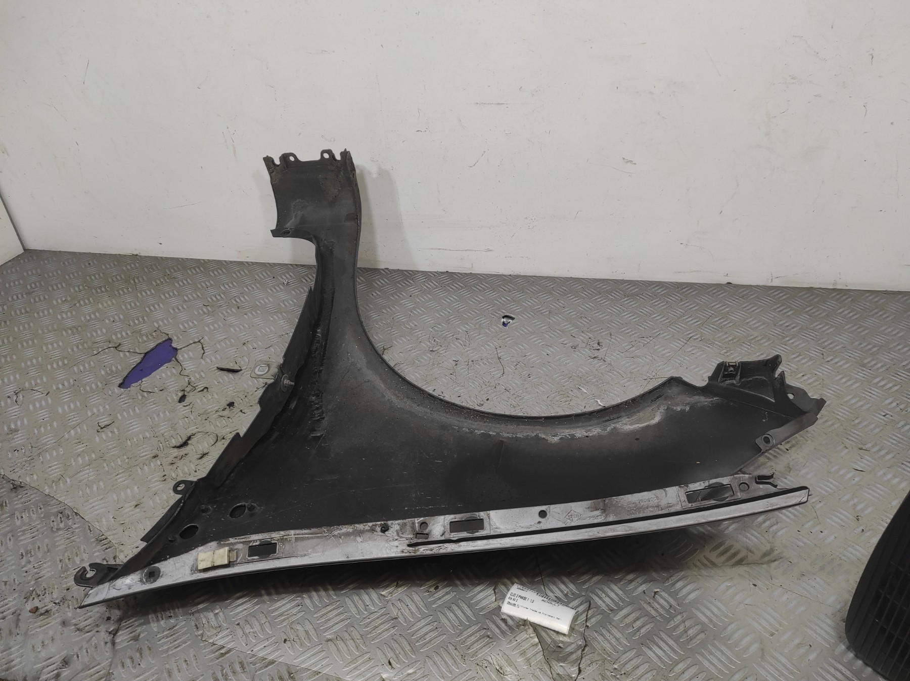 Aile avant droit RENAULT CLIO 3 PHASE 1 – 8200256118