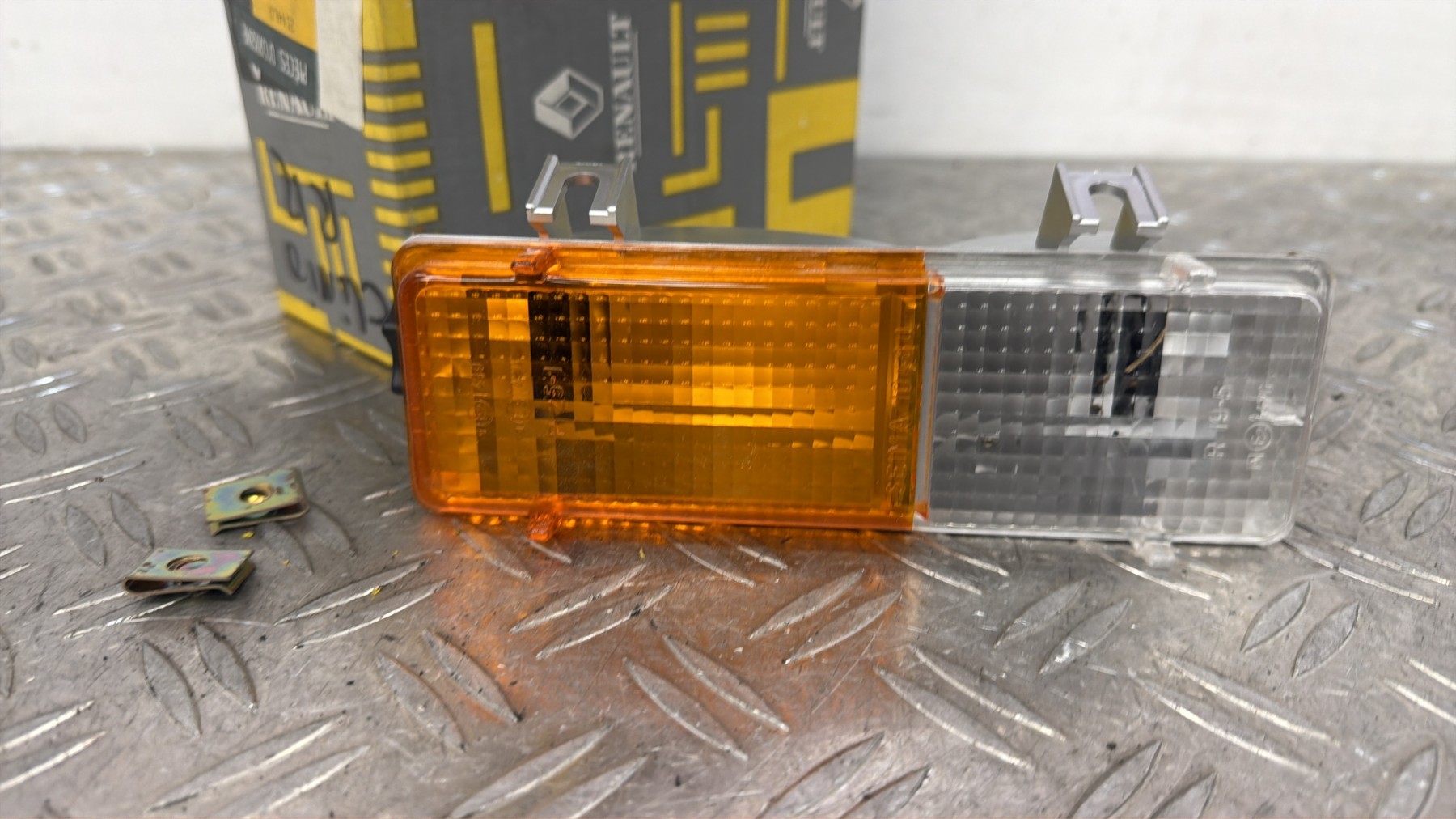 Repetiteur clignotant avant gauche (Feux) RENAULT R12 – 7701348753