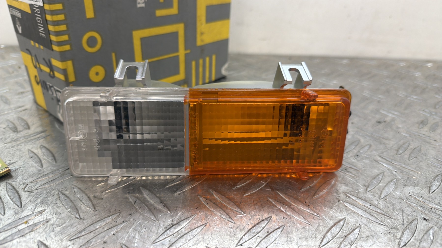 Repetiteur clignotant avant droit  (Feux) RENAULT R12 – 7701348752