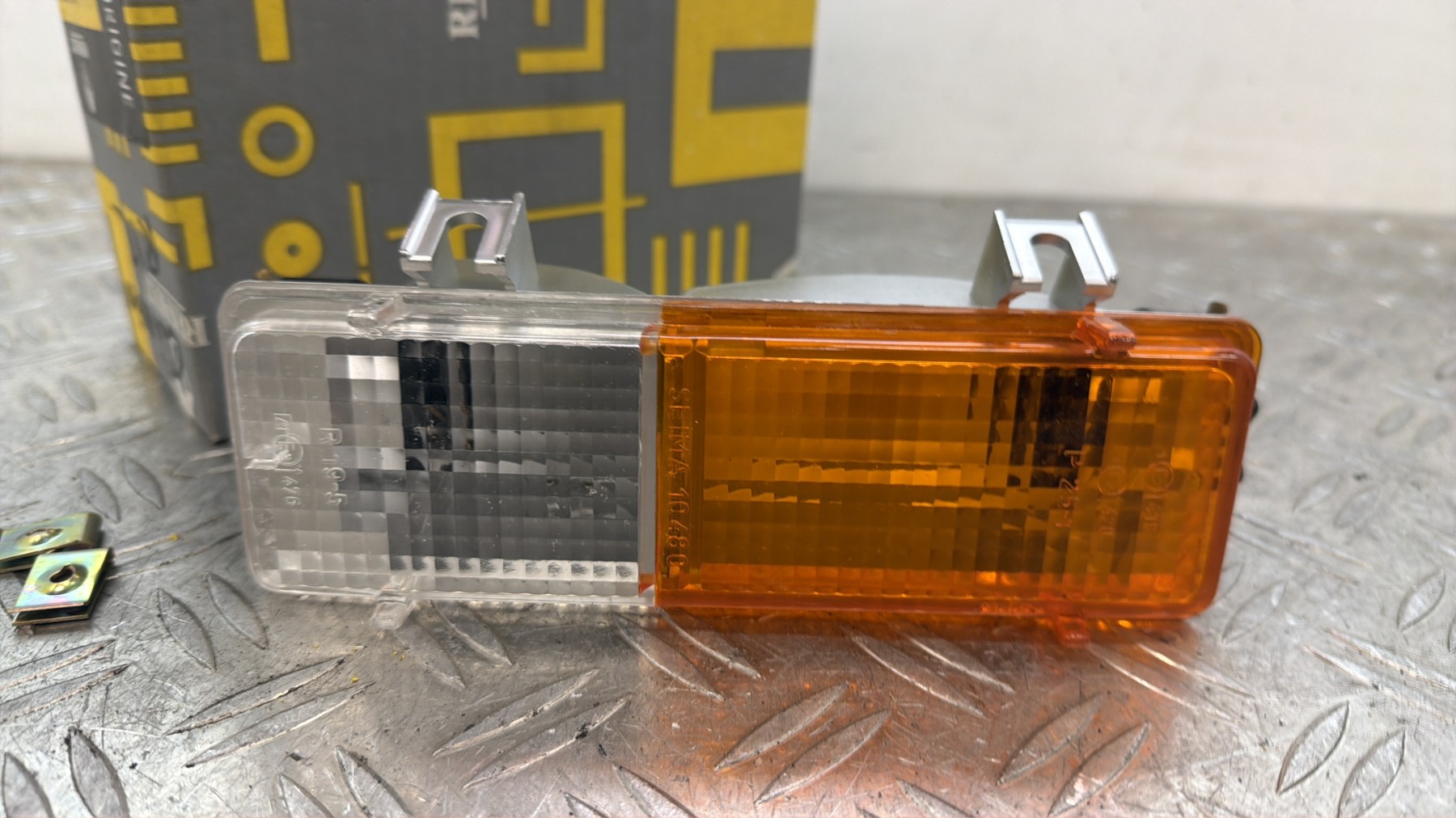 Repetiteur clignotant avant droit  (Feux) RENAULT R12 – 7701348752