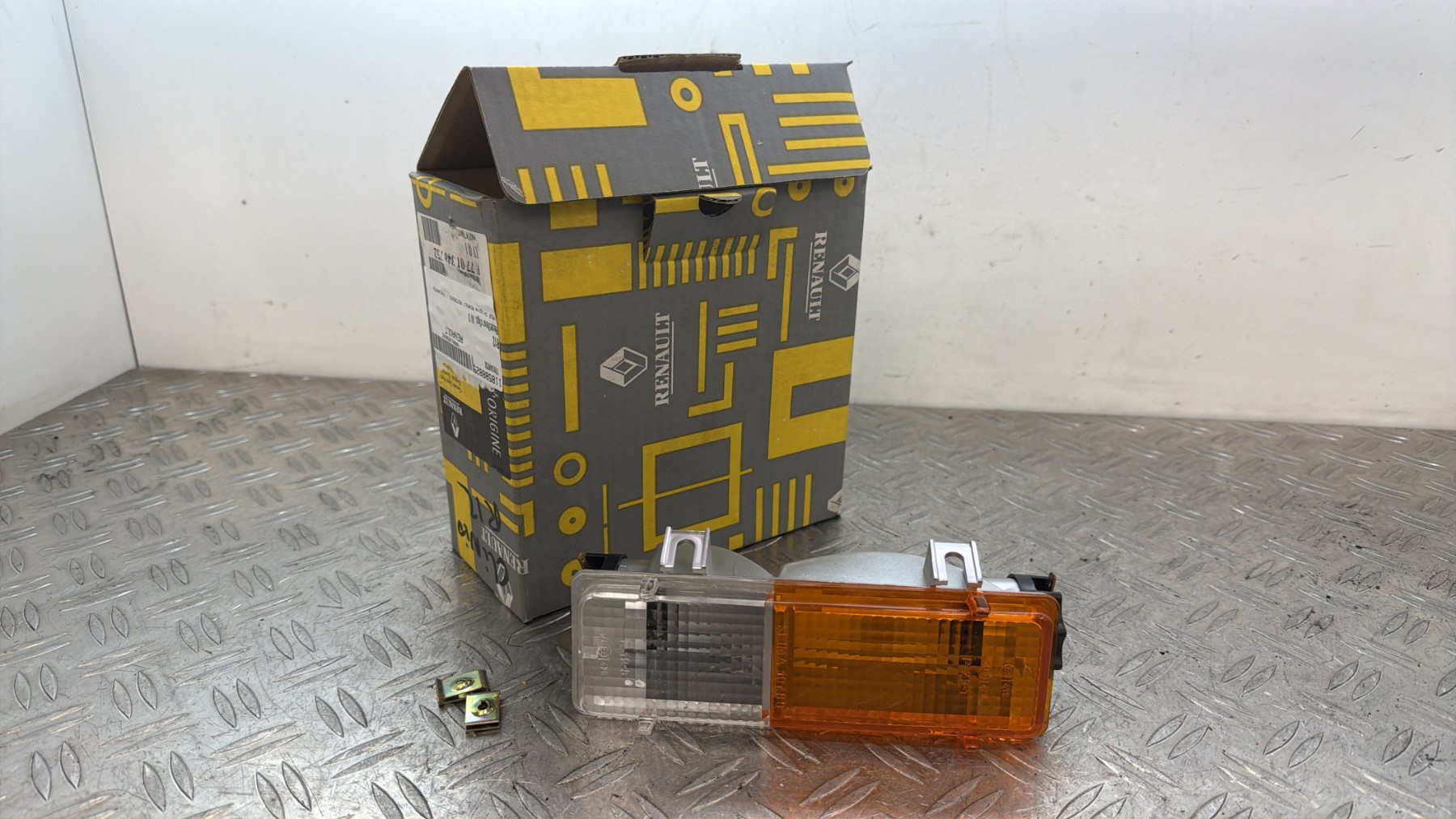 Repetiteur clignotant avant droit  (Feux) RENAULT R12 – 7701348752