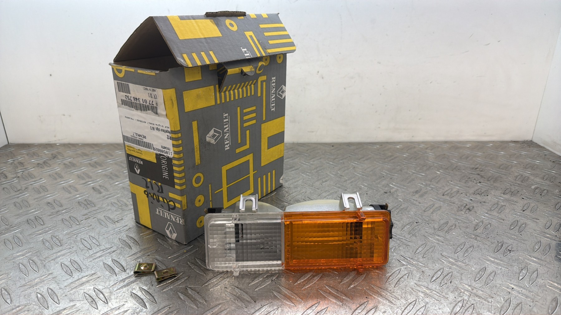 Repetiteur clignotant avant droit  (Feux) RENAULT R12 – 7701348752