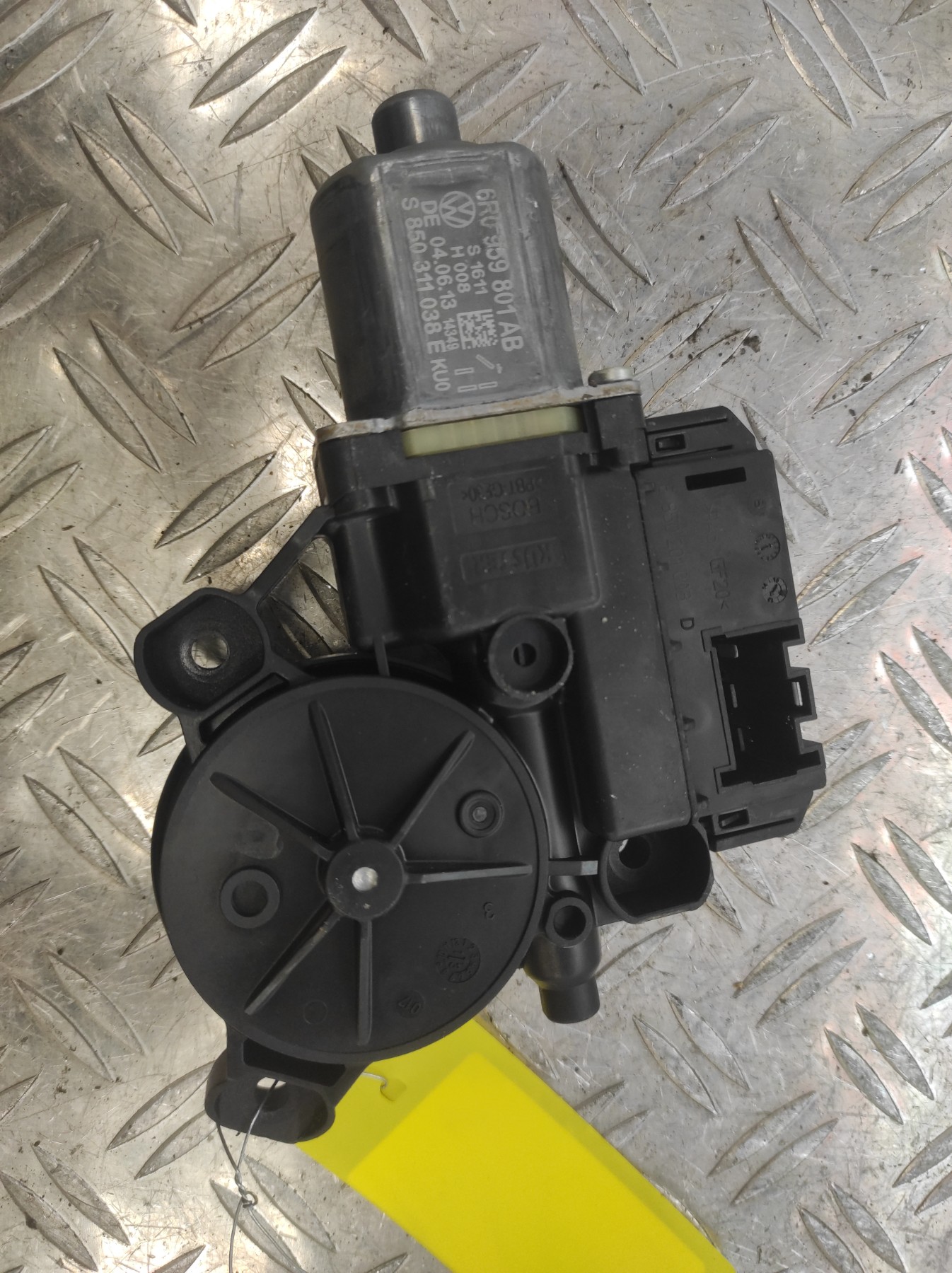 Moteur leve vitre avant gauche VOLKSWAGEN POLO 5 PHASE 1 – 130822531