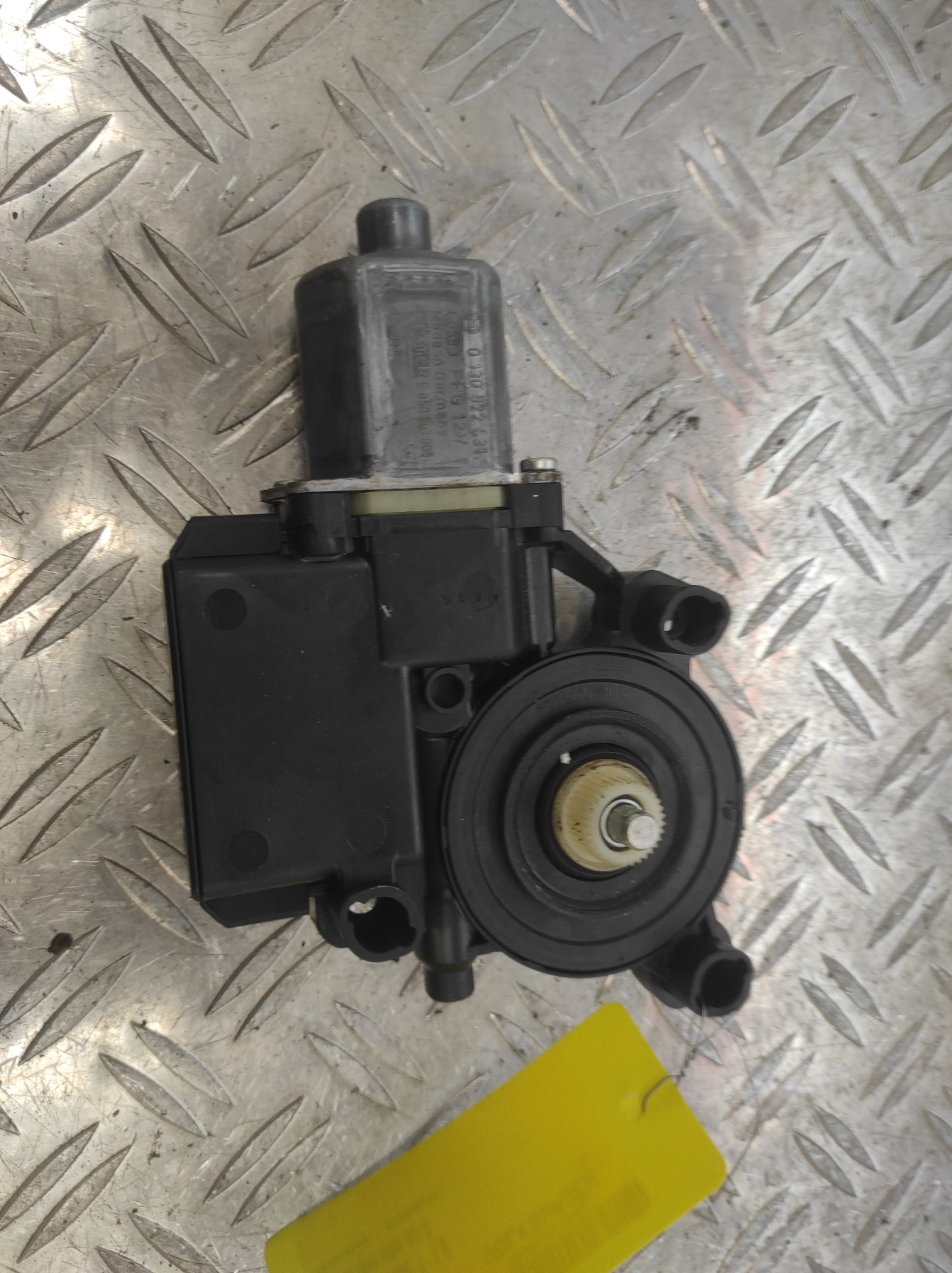 Moteur leve vitre avant gauche VOLKSWAGEN POLO 5 PHASE 1 – 130822531