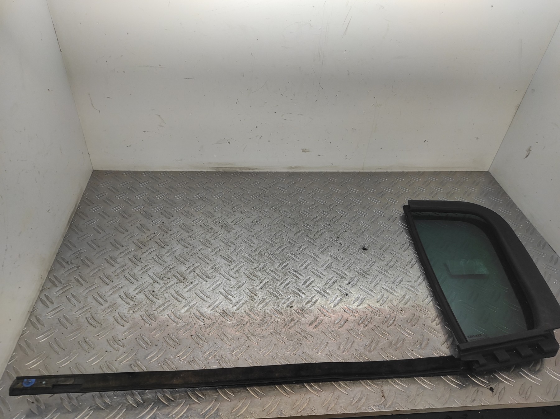 Vitre arriere droit RENAULT CLIO 3 PHASE 1 – 8200432902